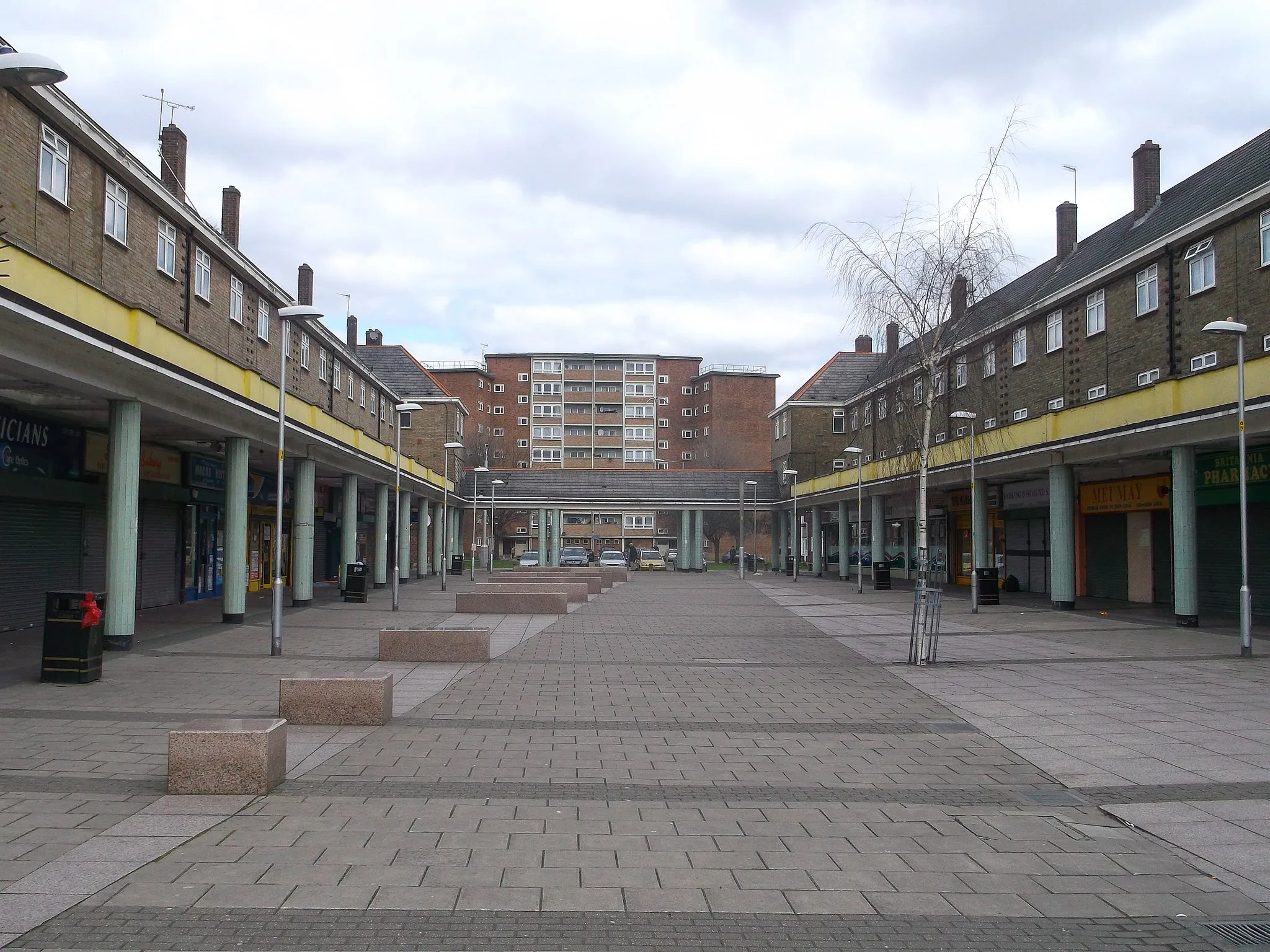 Photo showing: Thames View Shopping precinct