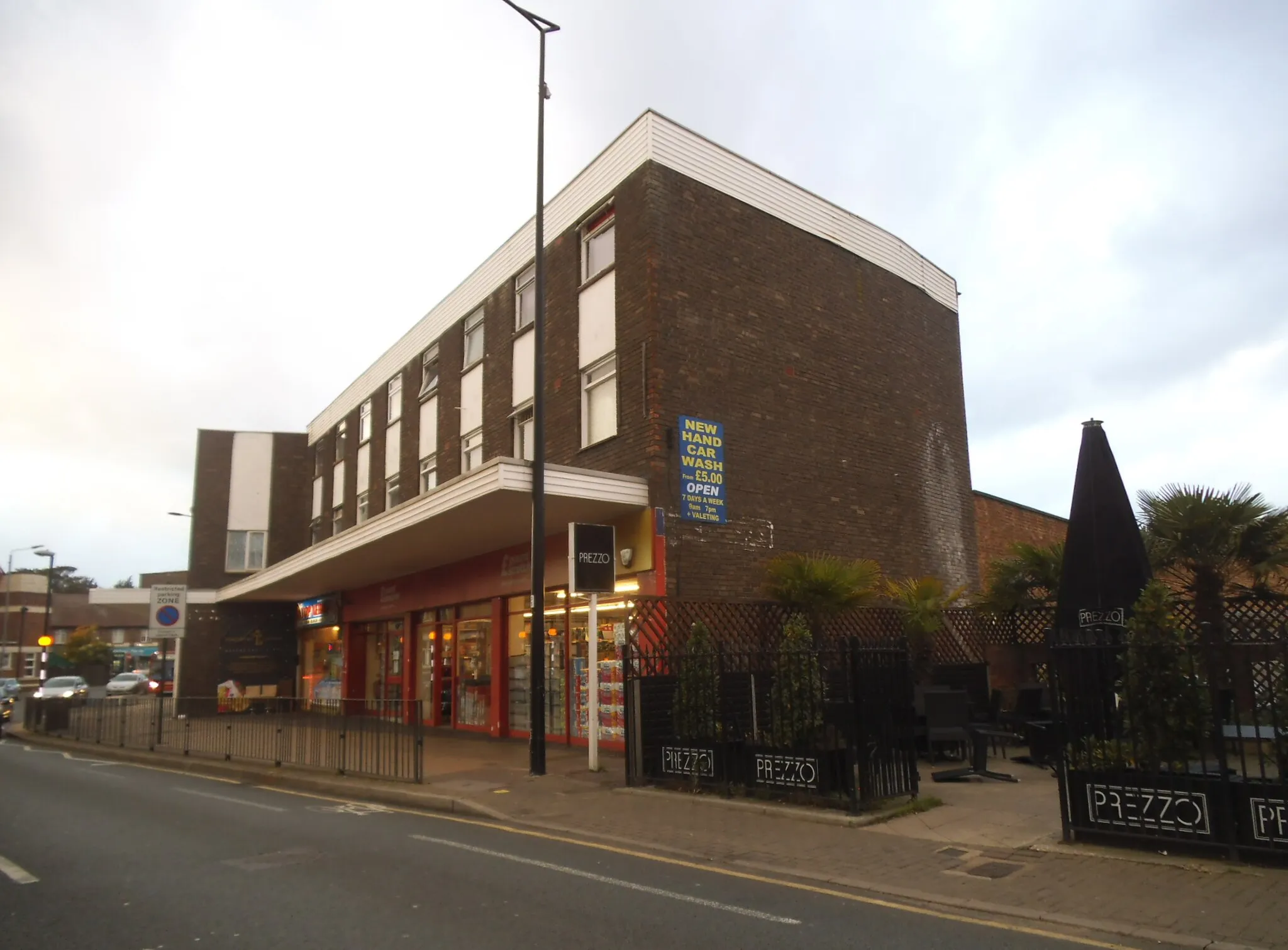 Photo showing: Shops on High Street, Hornchurch