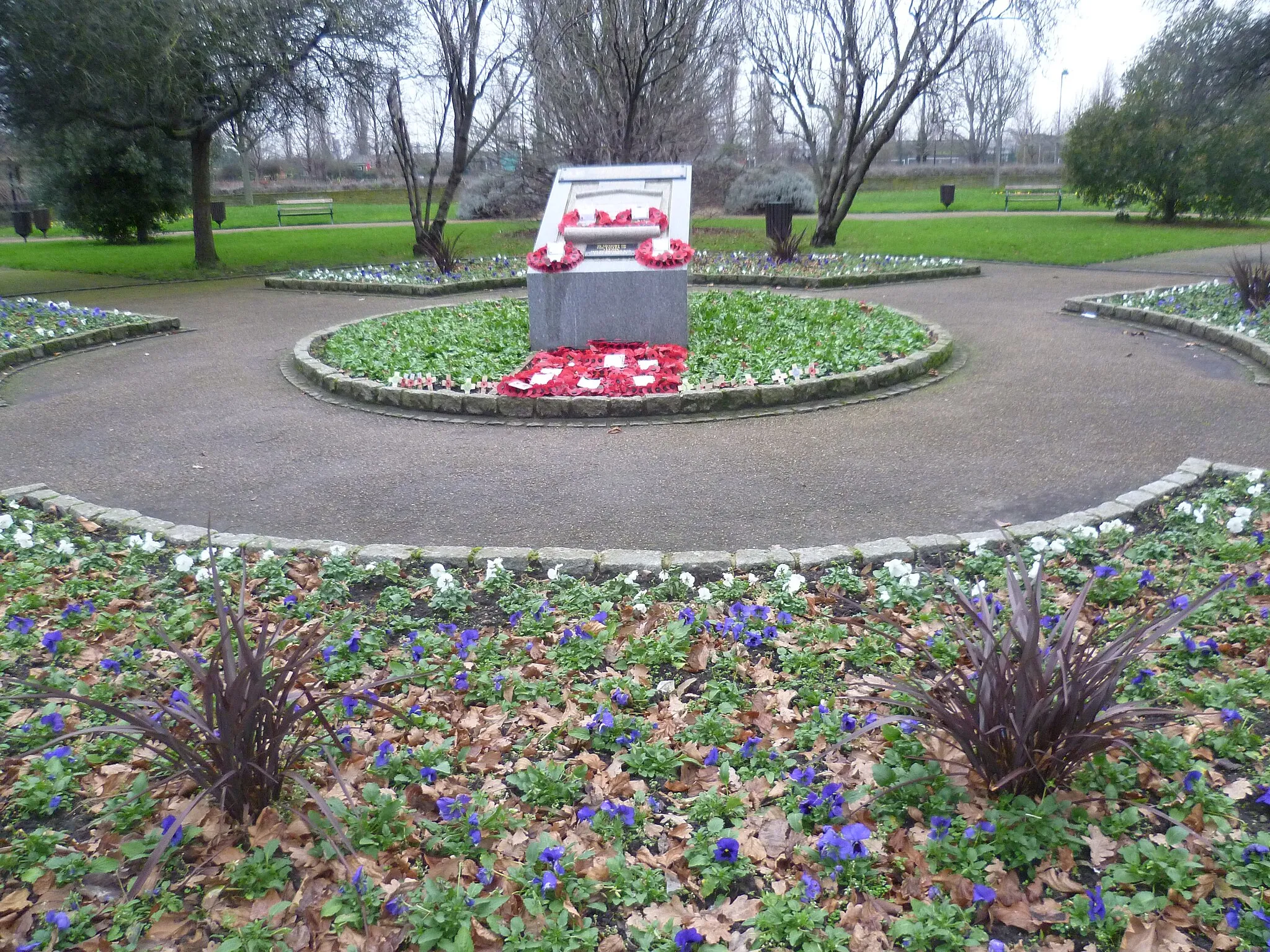 Photo showing: The war memorial in Coronation Gardens