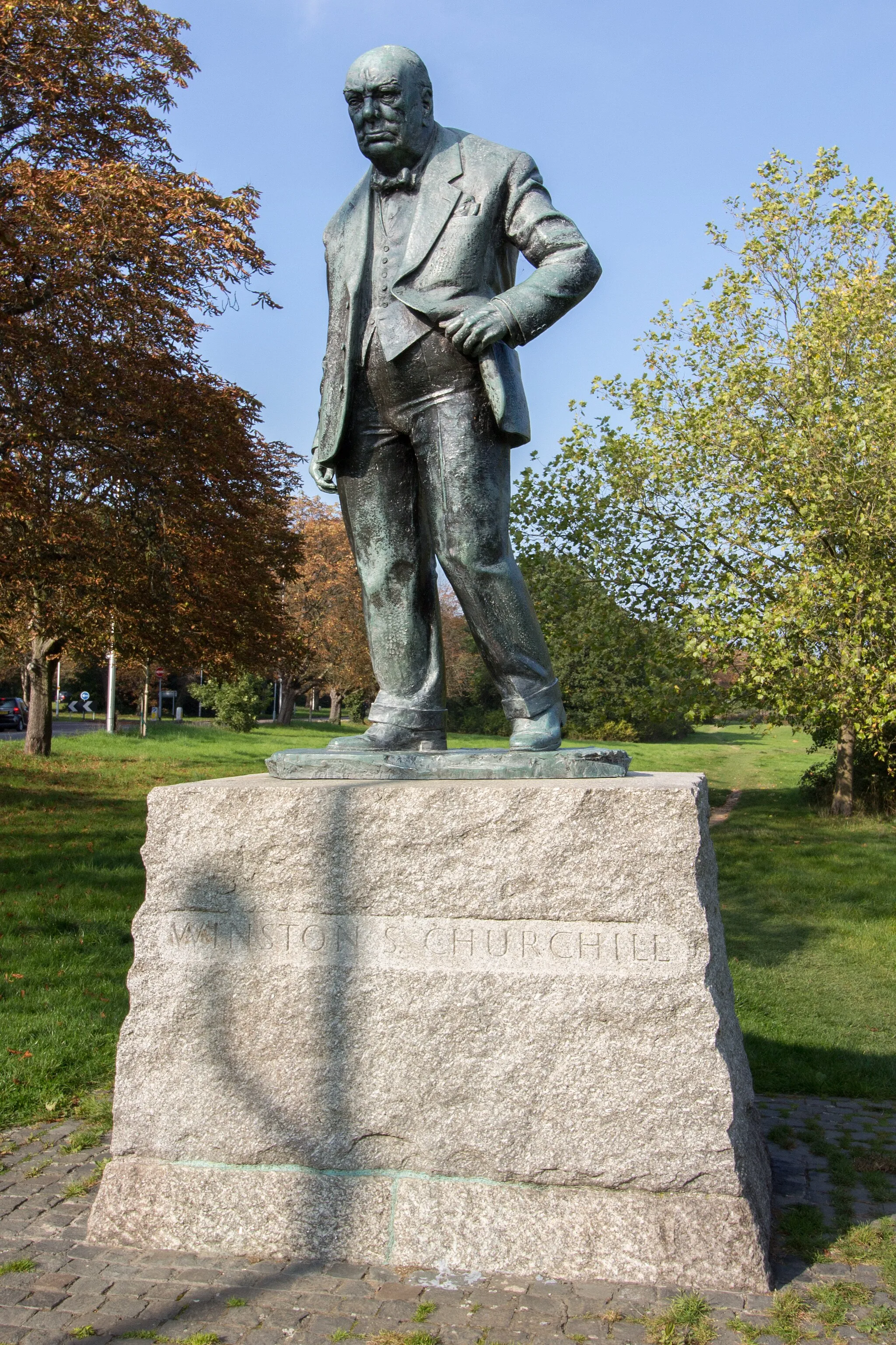 Photo showing: Statue of Winston Churchill on Woodford Green by David McFall. Churchill was MP for the area for 40 years from 1924 until his retirement in 1964 at the age of 90.