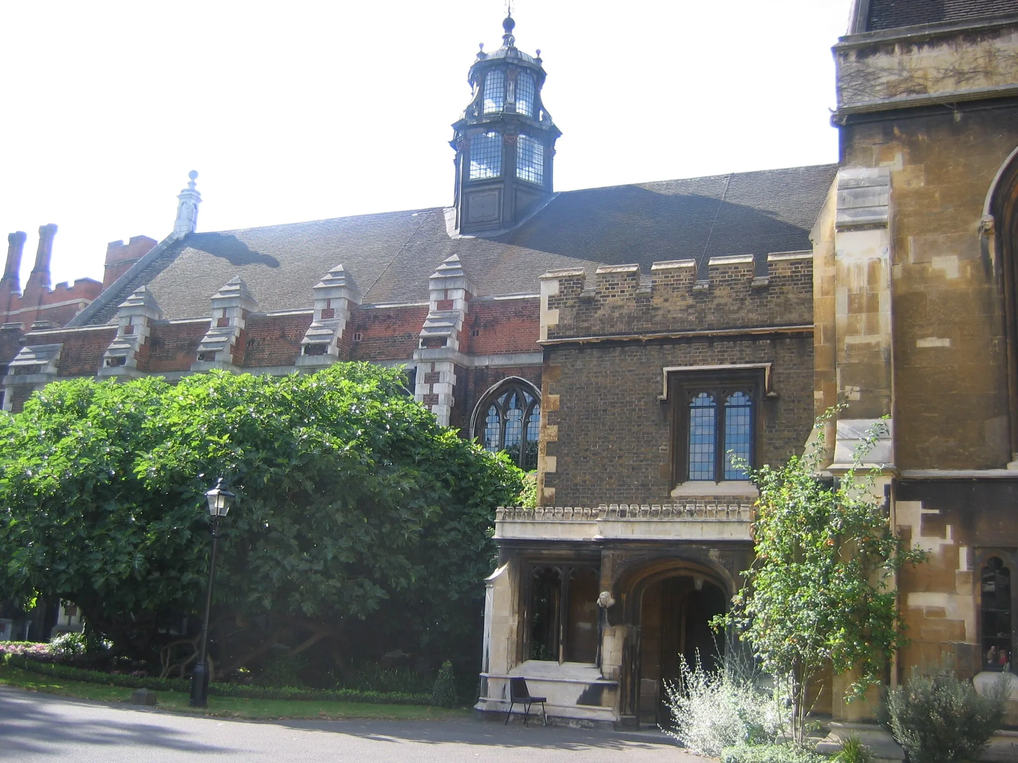 Photo showing: Lambeth palace great hall and Cardinal Pole's fig tree