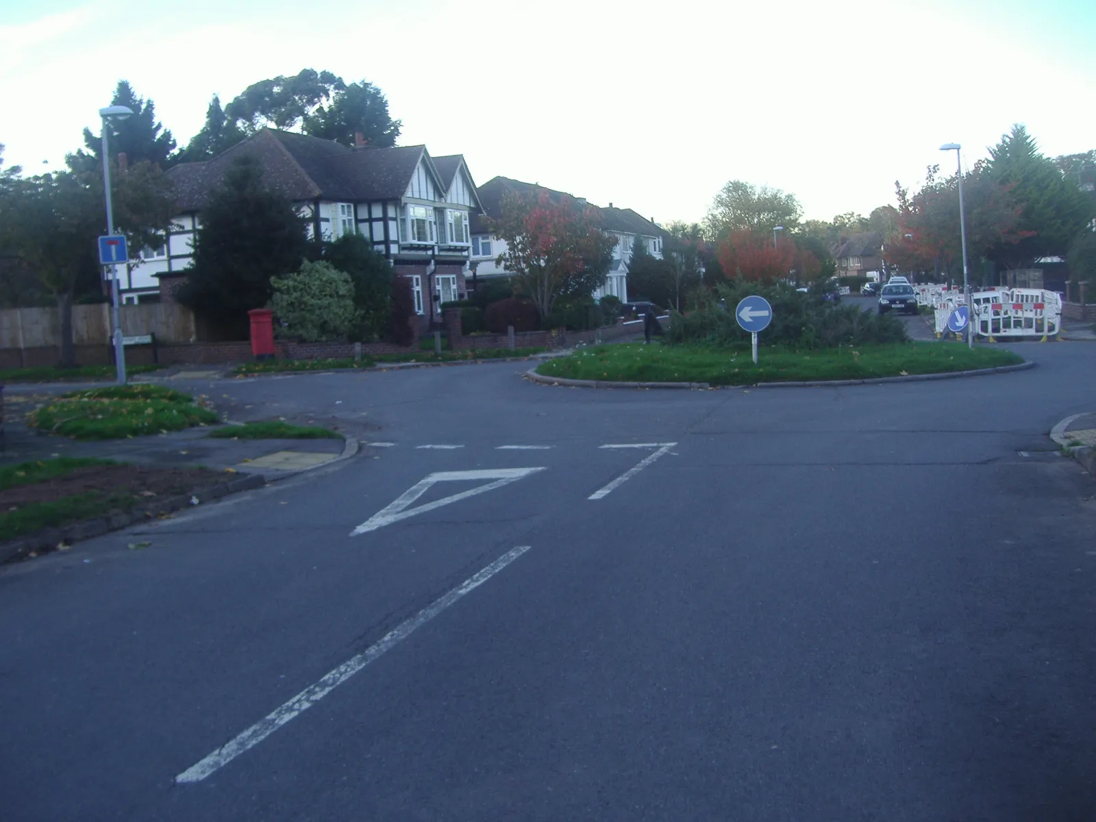 Photo showing: Roundabout on Grasmere Avenue, Kingston Vale