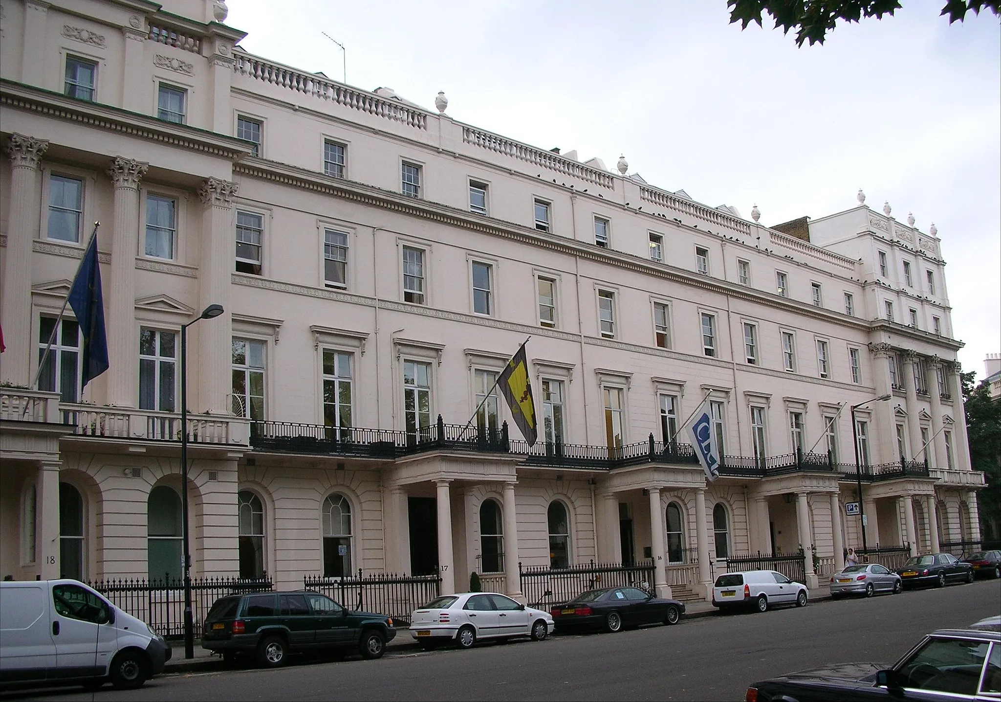 Photo showing: The Royal College of Psychiatrists, 17 Belgrave Square, London, England. (Building with yellow flag). Photographed by me 29 September 2006. Oosoom