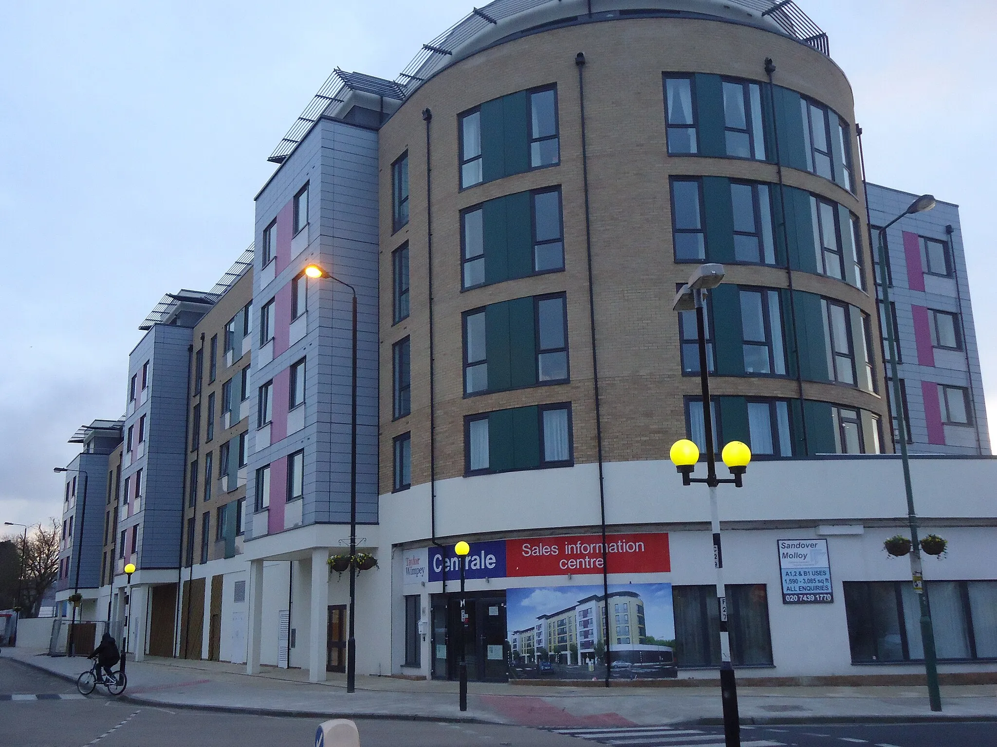 Photo showing: 2013 development of  luxury apartments located directly opposite Hackbridge railway station in the London Borough of Sutton