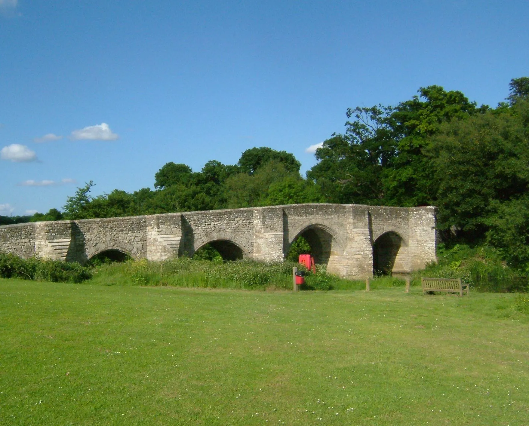 Photo showing: Teston Bridge on the River Medway between Teston and Tutshall,West Farleigh in Kent.Taken from the west bank,  from the Teston Bridge Picnic Site. The water is +5.41m above mean sea level. 10km above Allington. The bridge is mediaeval in origin but widened for river traffic in 1749, it is a scheduled ancient monument. Camera location 51° 15′ 10.8″ N, 0° 26′ 48.12″ E View this and other nearby images on: OpenStreetMap 51.253000;    0.446700