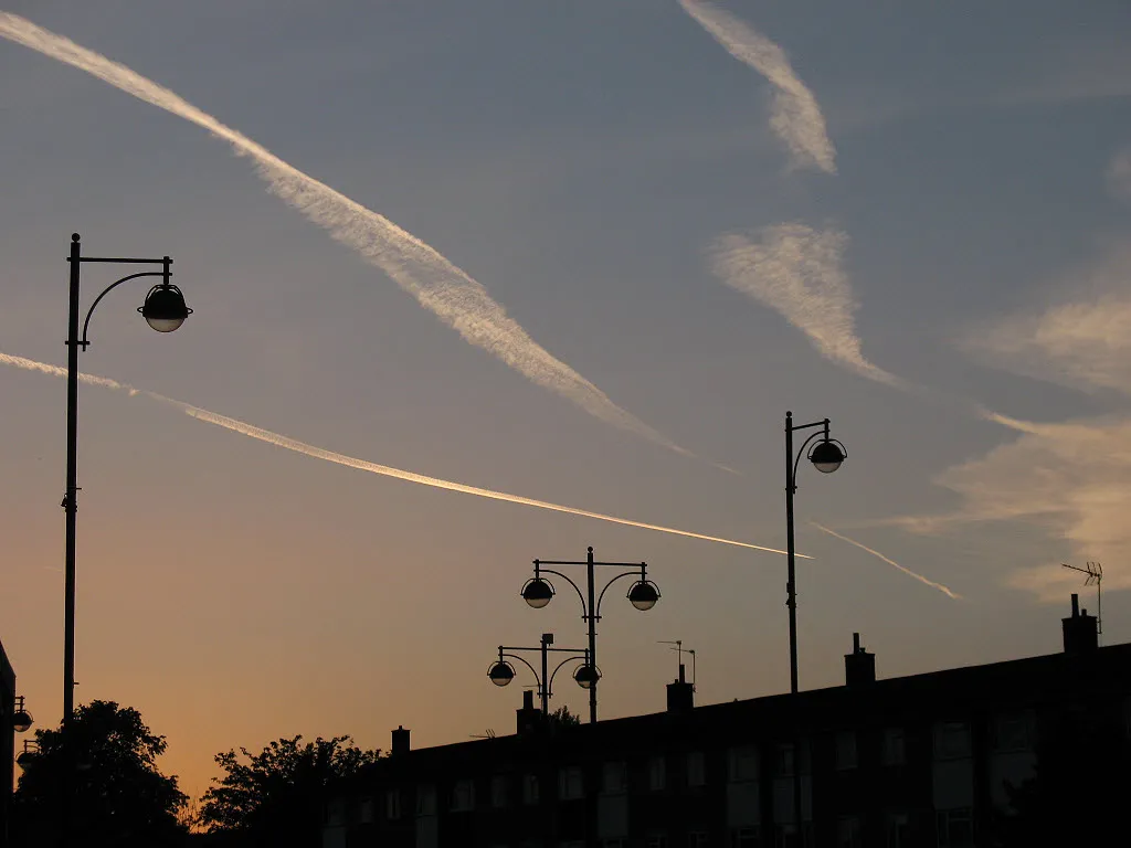Photo showing: Vapour trails over Hertfordshire