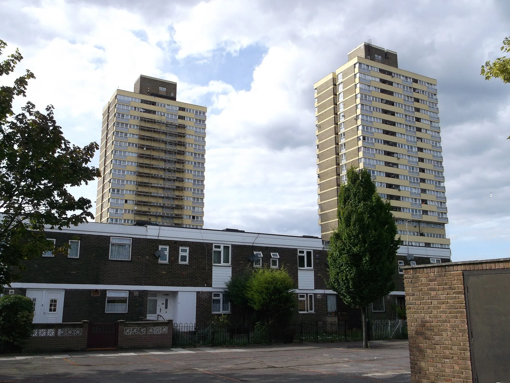 Photo showing: Housing near Manor Road