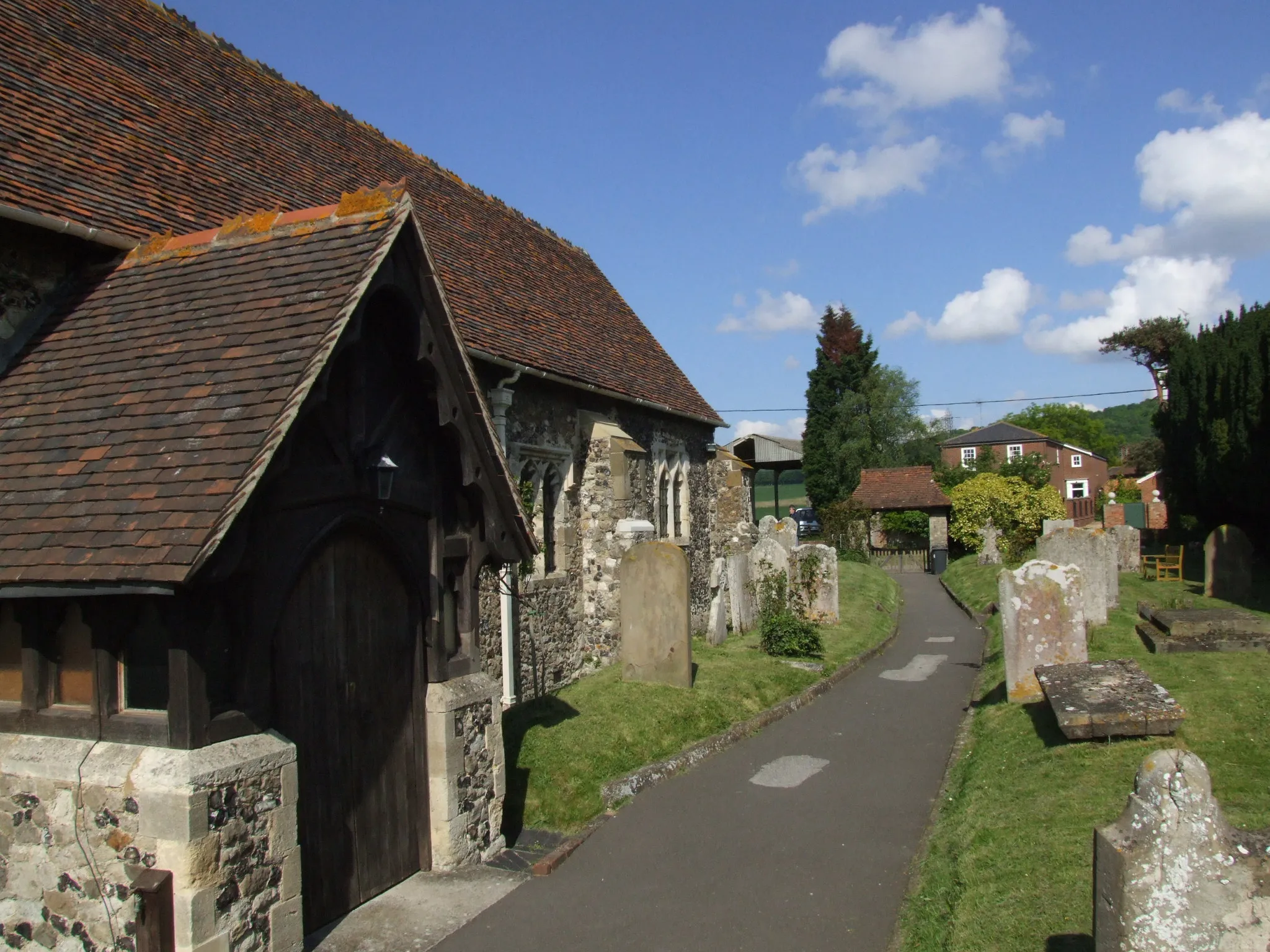 Photo showing: Wouldham, Kent, England in May 2008. It is on the east bank of the River Medway, near Rochester..
11th century church, porch and south aisle.

Camera location 51° 21′ 09.72″ N, 0° 27′ 28.44″ E View this and other nearby images on: OpenStreetMap 51.352700;    0.457900