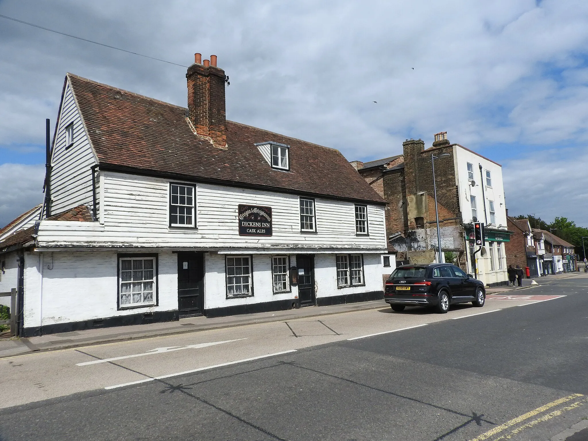 Photo showing: 2, 4, 6, 8 London Road, Strood- with Crispin and Crispianus- No 2 and 4 have been demolished