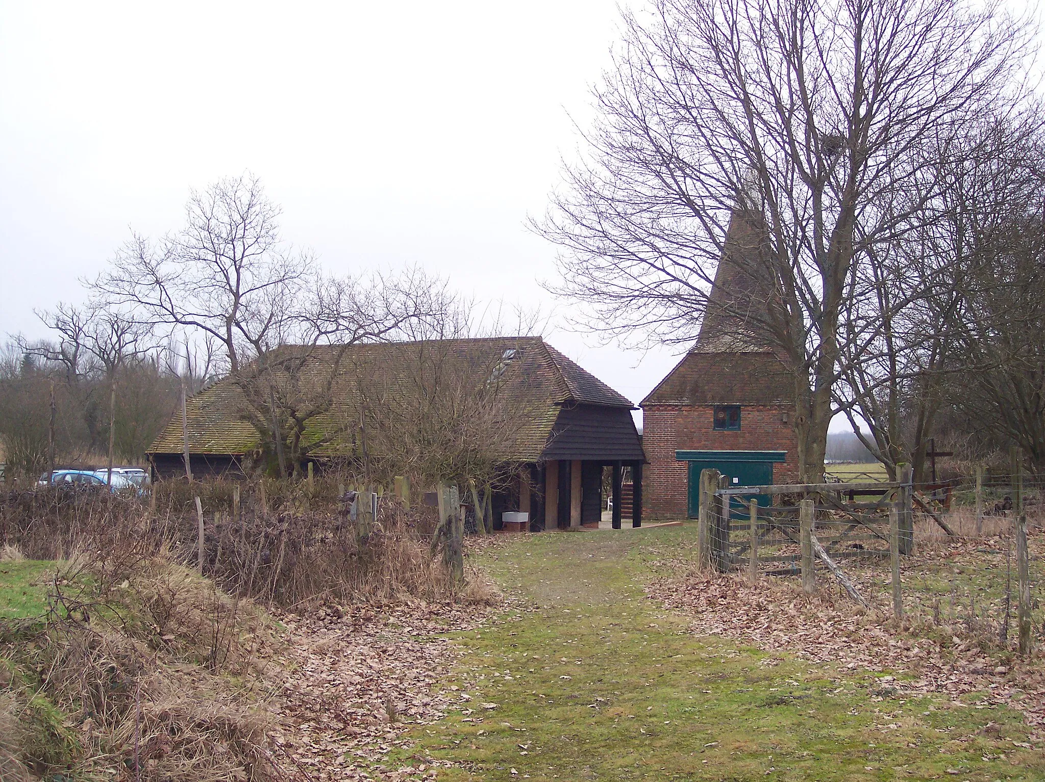 Photo showing: Bough Beech Reservoir Nature Reserve Visitor Centre This Oast House and Barn near Winkhurst Green Road is used by Kent Wildlife Trust as a visitor Centre for the nature reserve on the Northern area of the Reservoir. The barn has toilets and the Oast has a museum (upstairs) and cafe (downstairs). A small car park is also provided.
See http://www.kentwildlifetrust.org.uk/reserves/bough-beech/ for more about the reserve.