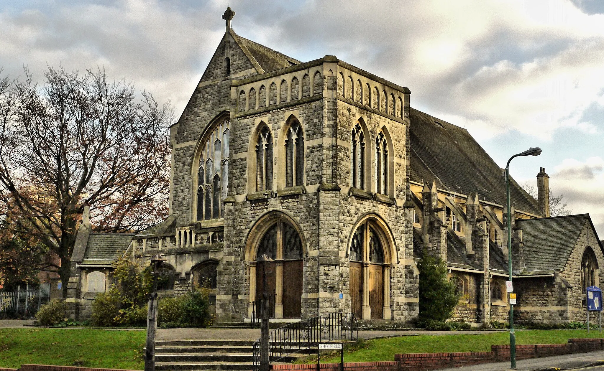 Photo showing: Wallington Methodist Church, Wallington, south London (formerly Surrey), seen from the northwest from the junction of Beddington Gardens (left) and Shotfield (right)