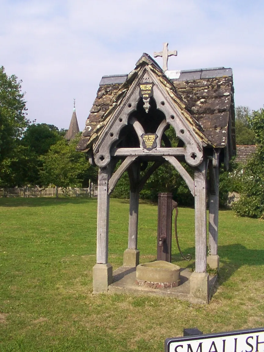 Photo showing: Village pump, Leigh, Surrey