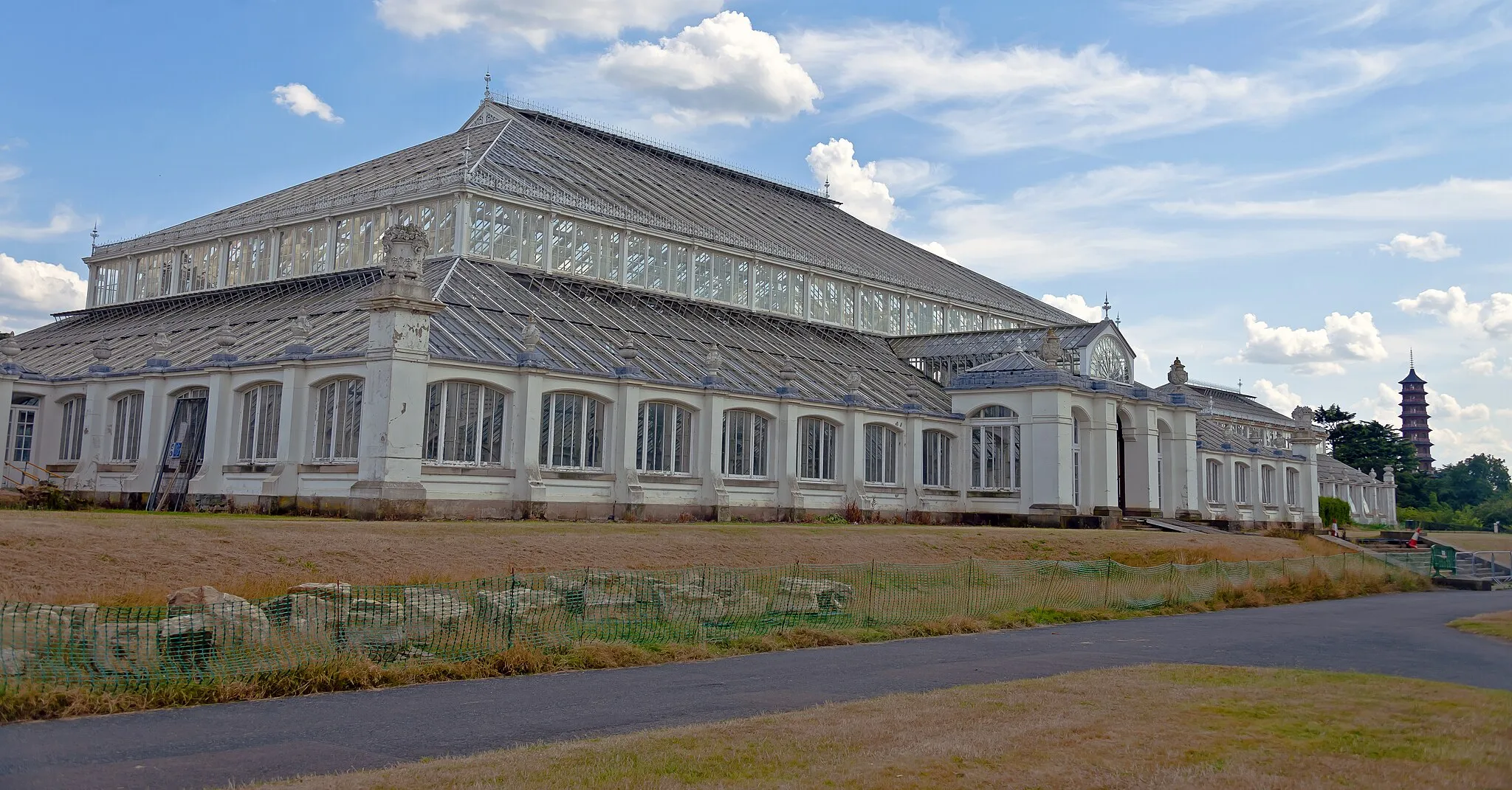 Photo showing: Center pavilion of the Temperate House (then undergoing renovations) at Kew Gardens, London, with pagoda at right