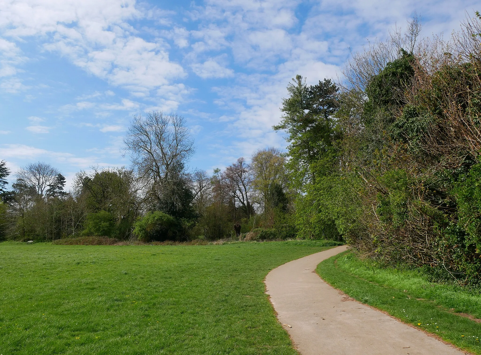 Photo showing: A path along the northern border of Goddington Park in the London Borough of Bromley.