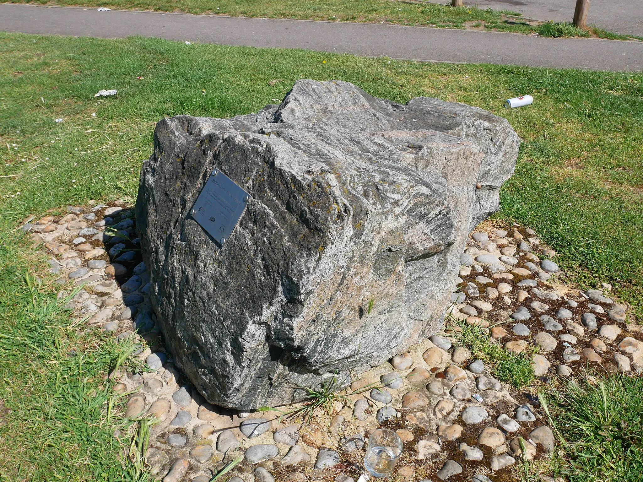 Photo showing: The Bromley Millennium Rock, erected near Shortlands railway station in 2000.