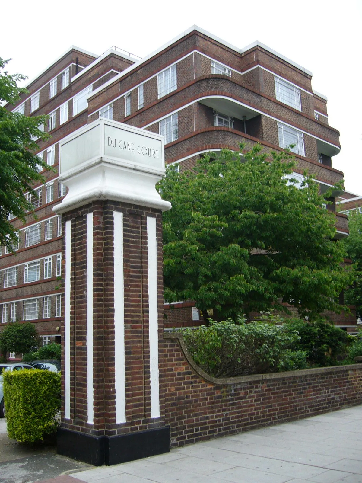 Photo showing: Part of Du Cane Court in Balham High Road, Balham, London.