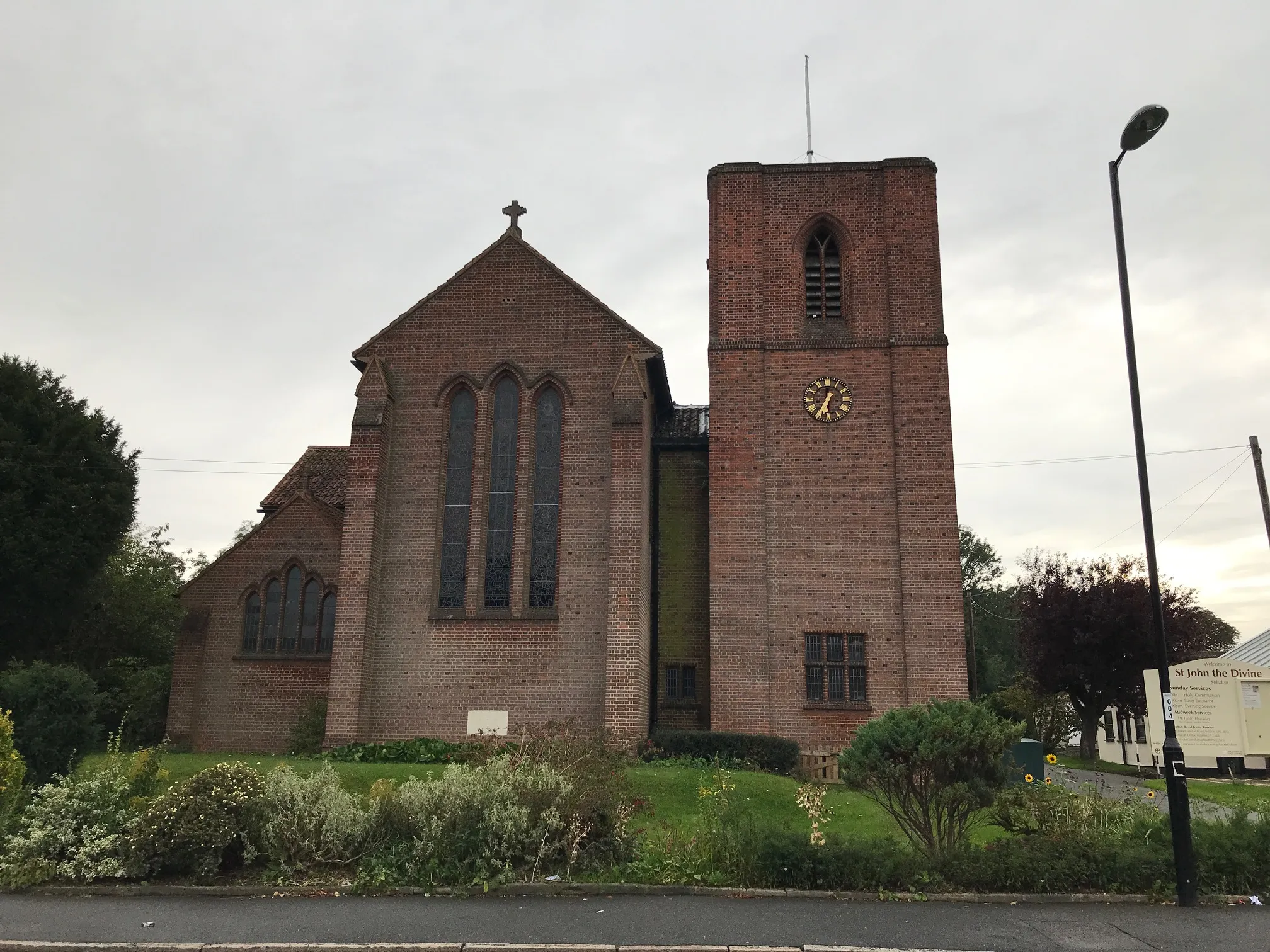 Photo showing: St John's, Selsdon