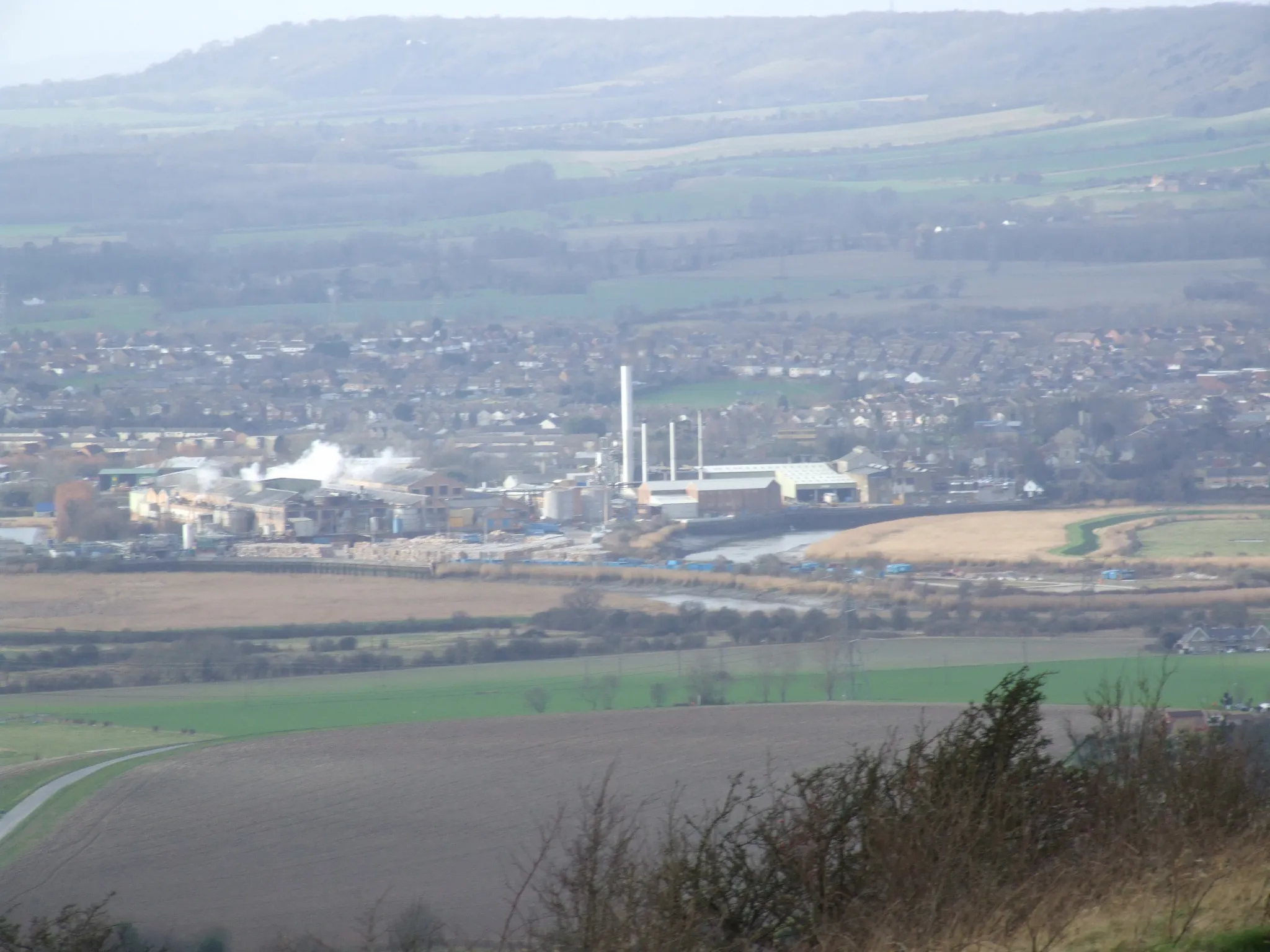 Photo showing: Blue Bell Hill Picnic site on the North Downs in Kent gives a view over the Medway Gap
Snodland, the Horseshoe reach meander of River Medway and  the paper mills in front,  and the North Downs on the other side of the gap at Trottiscliffe.

Camera location 51° 19′ 54.48″ N, 0° 30′ 01.08″ E View this and other nearby images on: OpenStreetMap 51.331800;    0.500300