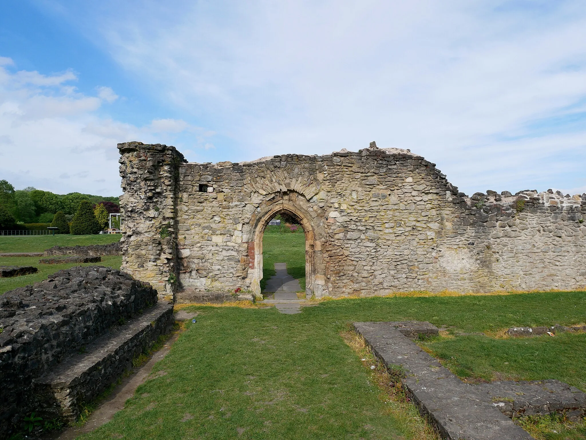 Photo showing: The doorway on the western side of the courtyard at Lesnes Abbey, which would have provided access to the cloister around the courtyard.