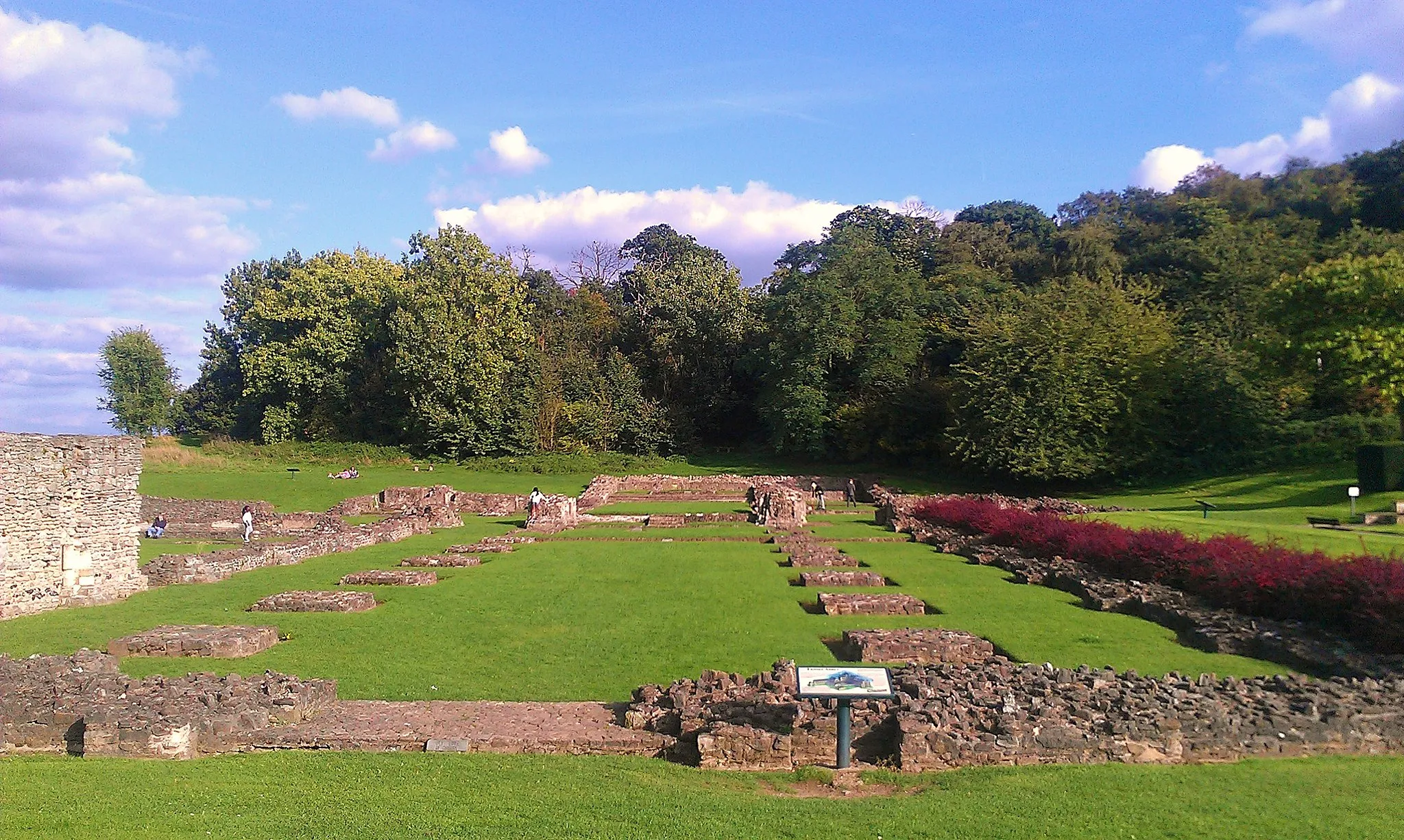 Photo showing: The remains of Lesnes Abbey in southeast London. Depicted here is the nave from its western end, facing east. Lesnes Abbey Wood is visible in the background.
