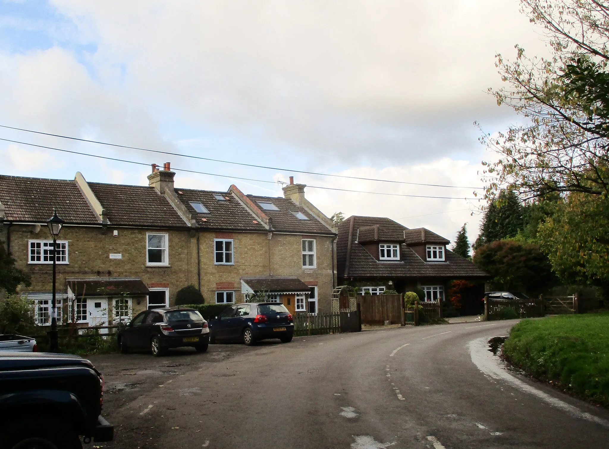 Photo showing: Cottages  in  Luxted