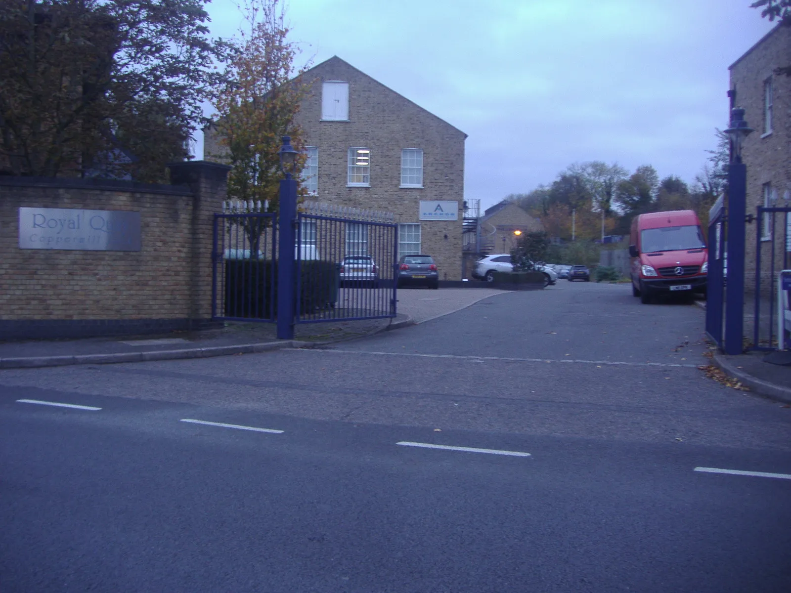Photo showing: Entrance to Royal Quay, Park Lane, Harefield