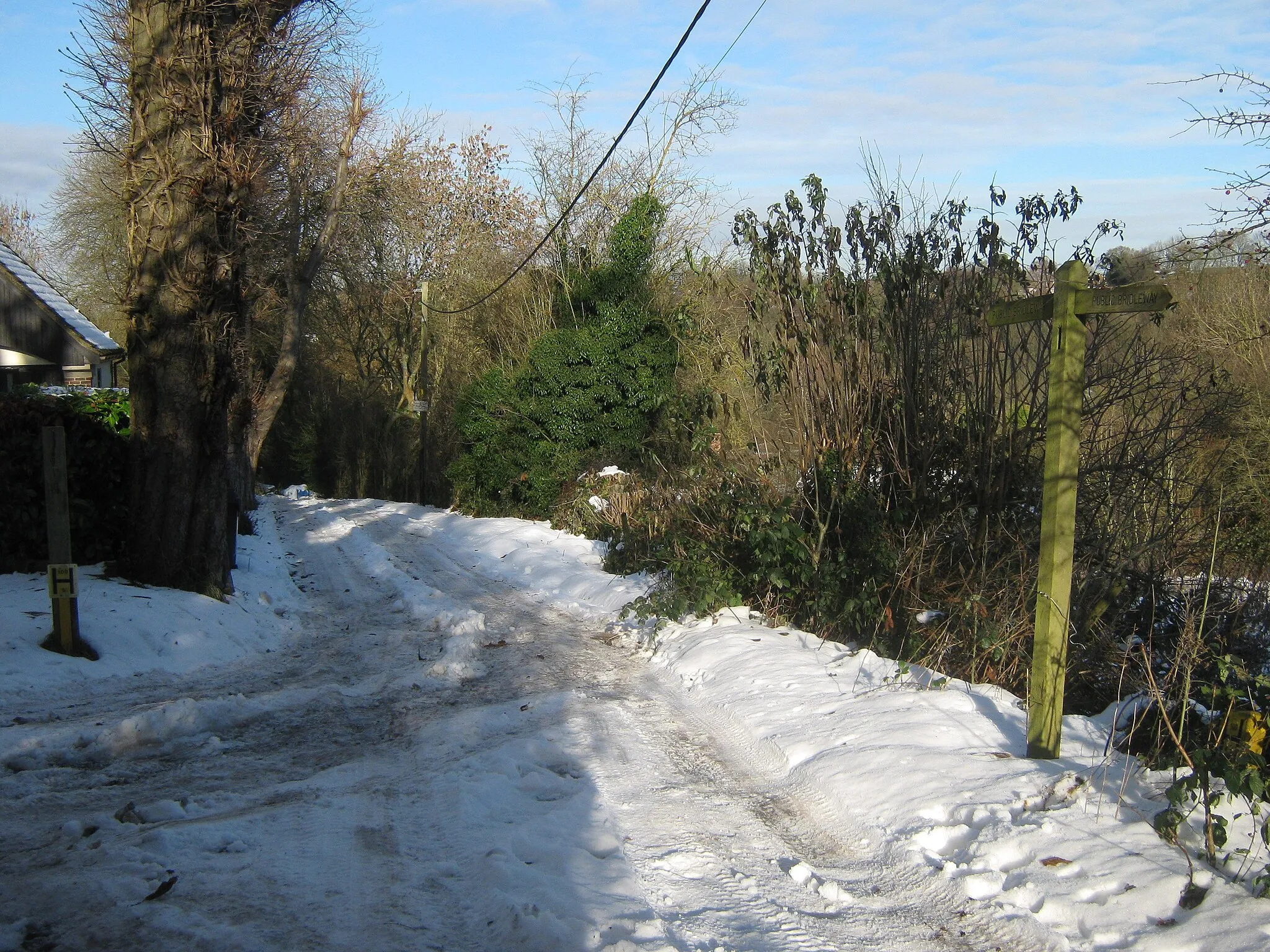 Photo showing: Bridleway junction on Hillside Road