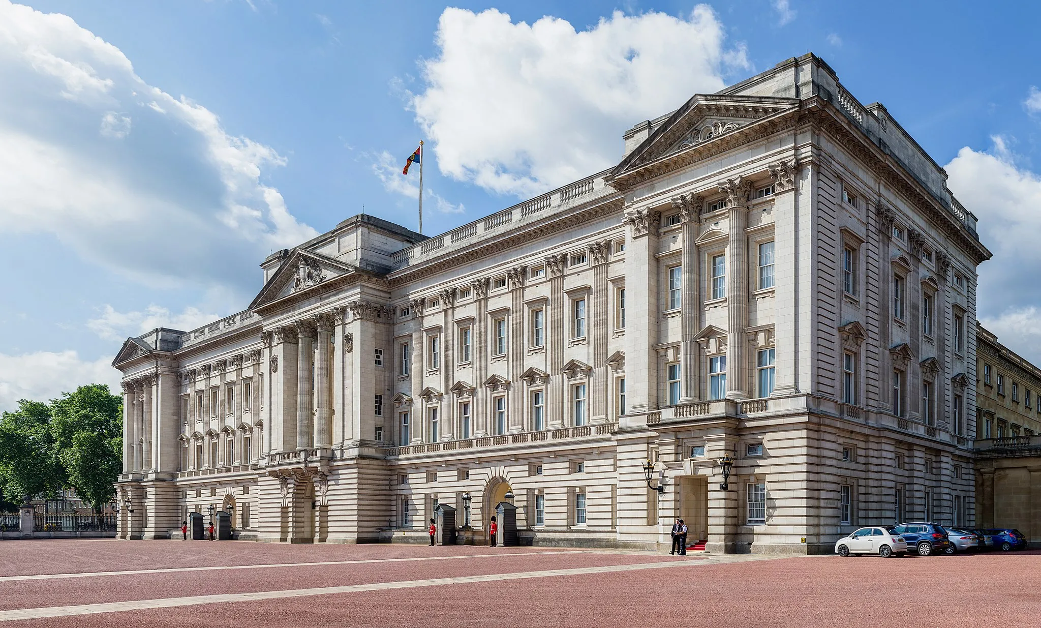 Photo showing: A high resolution view of Buckingham Palace at an angle from the north.