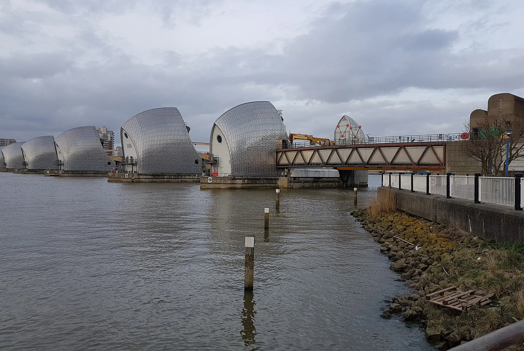 Photo showing: View from the Thames Path in Charlton Riverside of the Thames Barrier in SE London, UK.