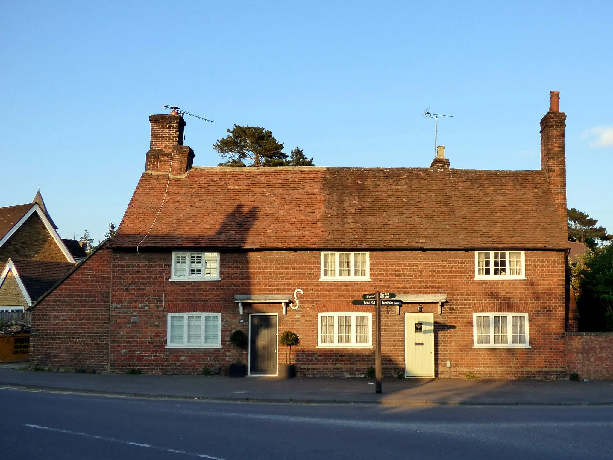 Photo showing: 20 and 22 High Street, Sandridge, Hertfordshire, 7 May 2017. Grade II listed timber-framed house pair, dating to 17th century, cased in red brick in the 18th century with 20th century lean-to.

To see my collections, go here.