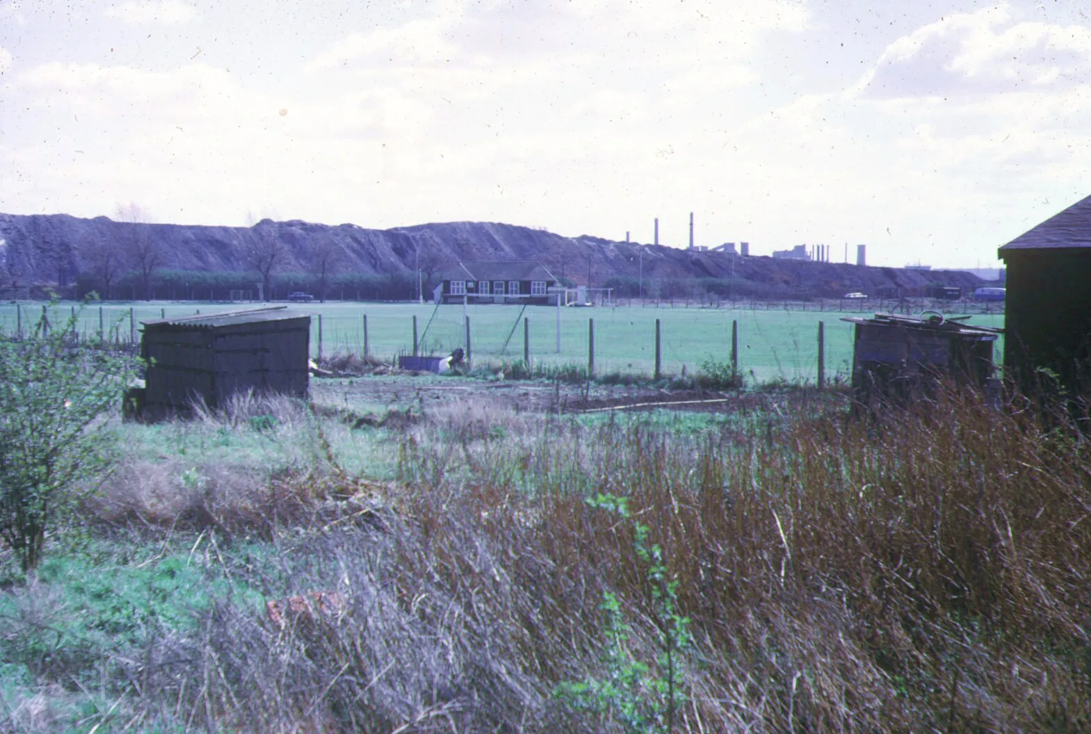 Photo showing: Beckton Alps and Beckton Gasworks from the A13 in 1973 from a colour slide by Peter Land