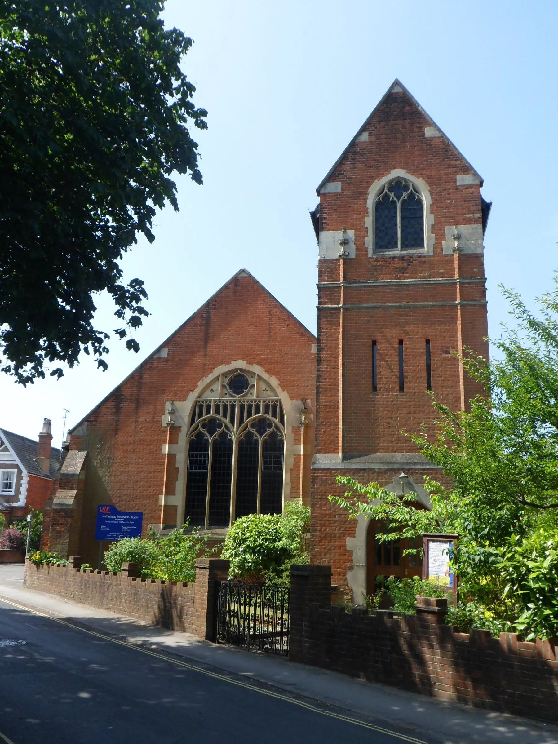 Photo showing: Leatherhead Methodist Church, Church Road, Leatherhead, Surrey, England, seen from the northeast. Completed in 1893 as Wesley Memorial Methodist Church.