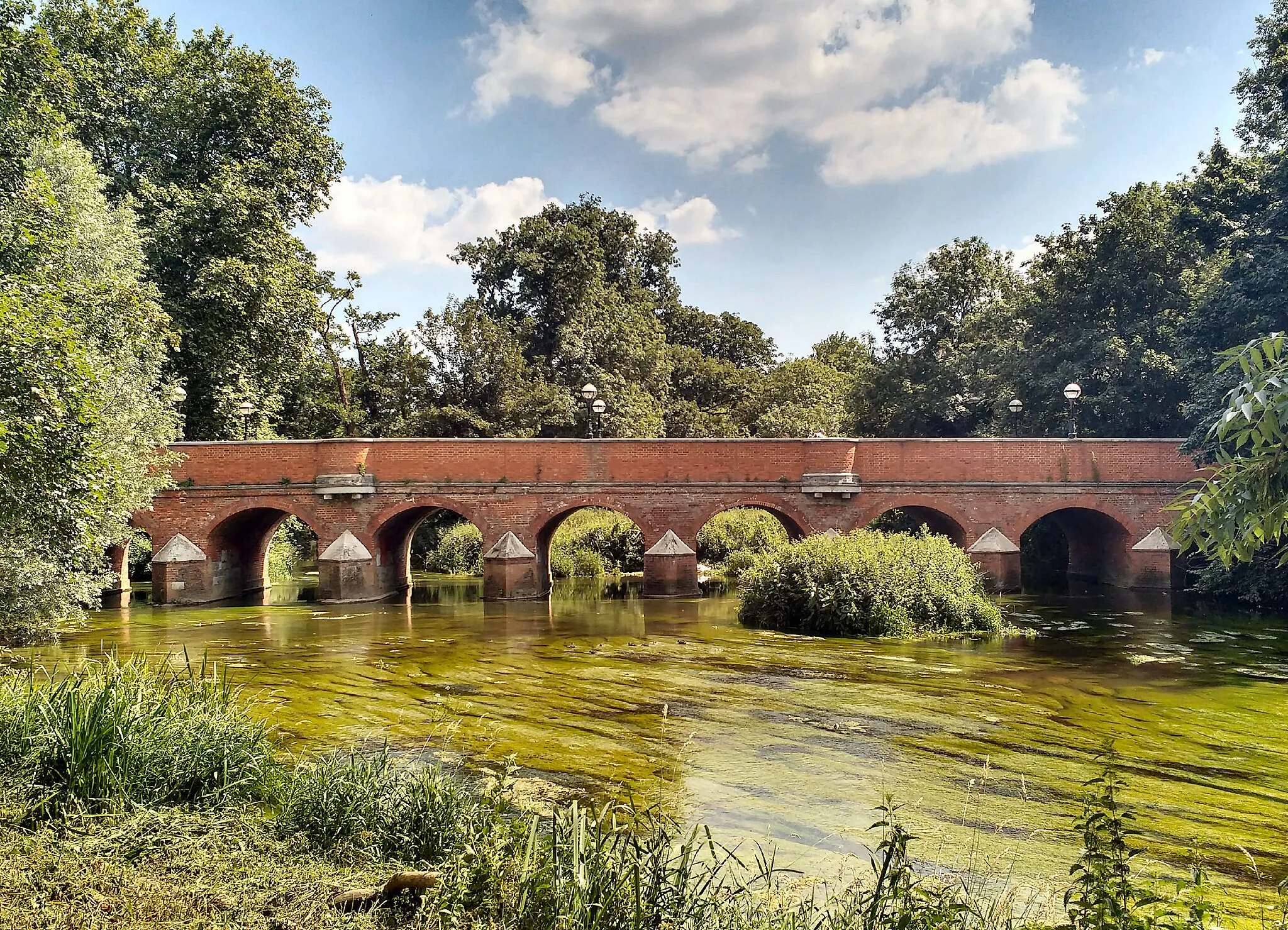 Photo showing: An arched, brick bridge over the River Mole in Leatherhead, Surrey
