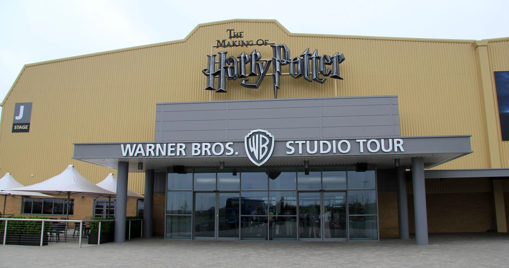 Photo showing: The entrance to The Making of Harry Potter studio tour at Warner Bros. Studios, Leavesden, in Hertfordshire, England.