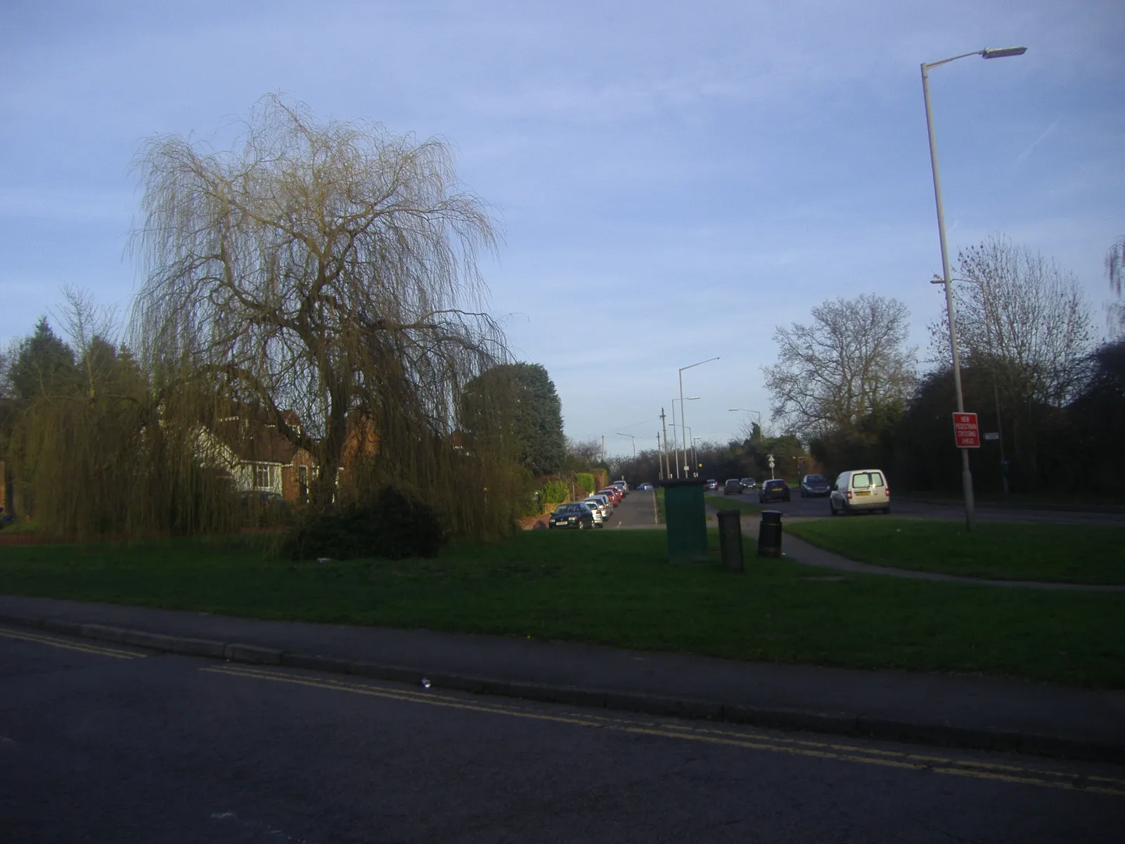 Photo showing: Bedford Avenue looking towards Amersham Road