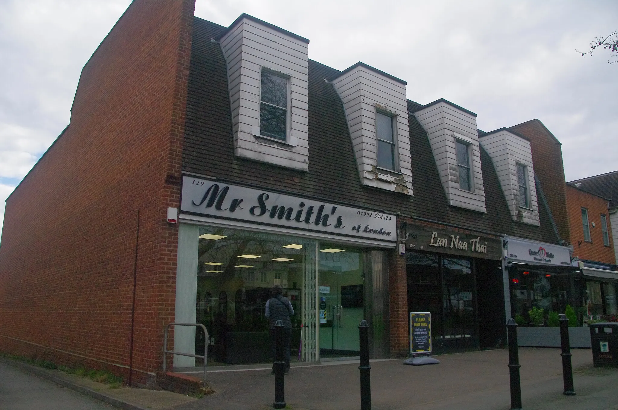 Photo showing: Shops on Epping High Street (2), Essex - April 2021 - showing Mr Smith's hairdresssers and Lan Nan Thai Restaurant