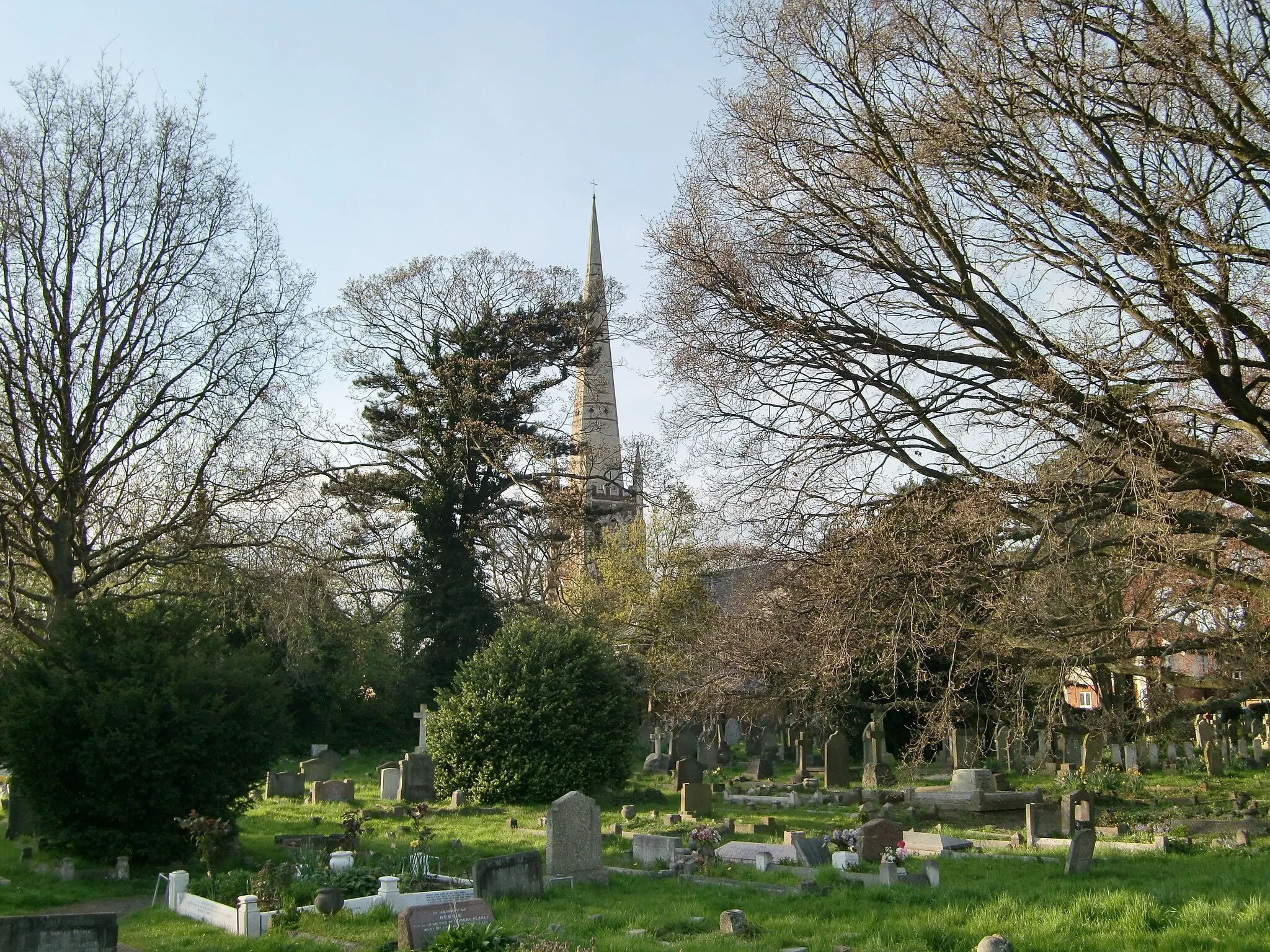 Photo showing: Hampton Hill cemetery, Hampton Hill. St James Church is visible in the background, some WW1 Canadian War graves are visible top right