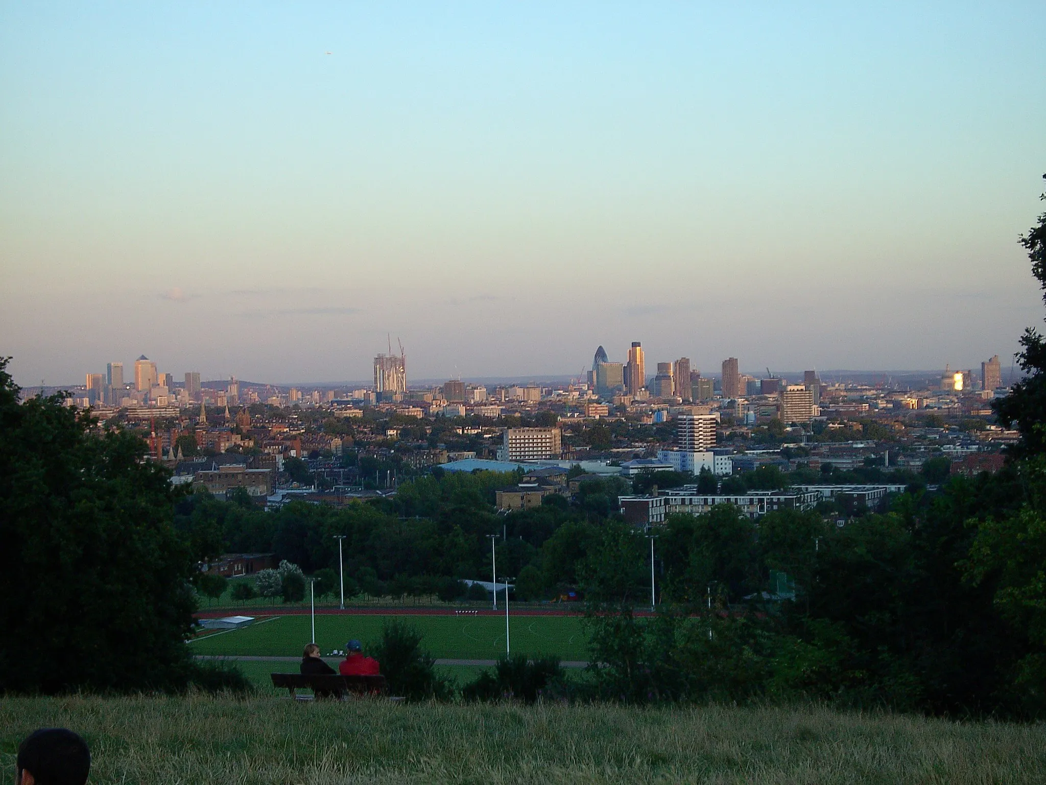 Photo showing: View towards Central London from the top of Parliament Hill, Hampstead Heath, London.