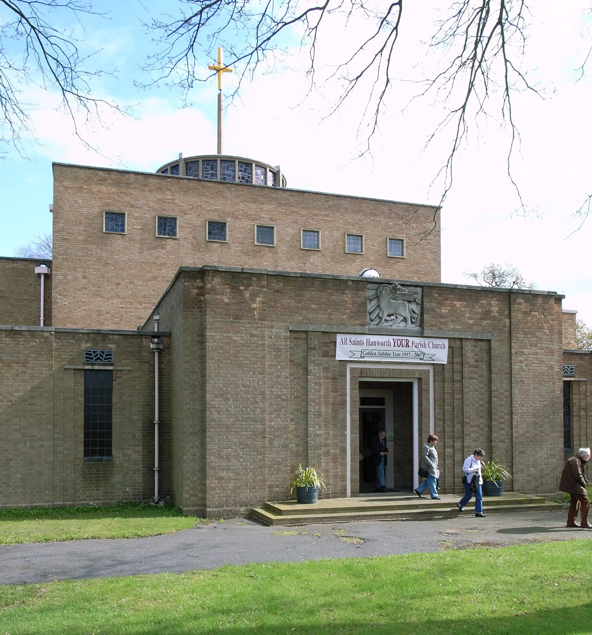 Photo showing: All Saints, Uxbridge Road, Hanworth, West London (1951-57) by Nugent Cachemaille-Day.

Photo taken on a Twentieth Century tour of modern churches in West London on 12th April 2008.