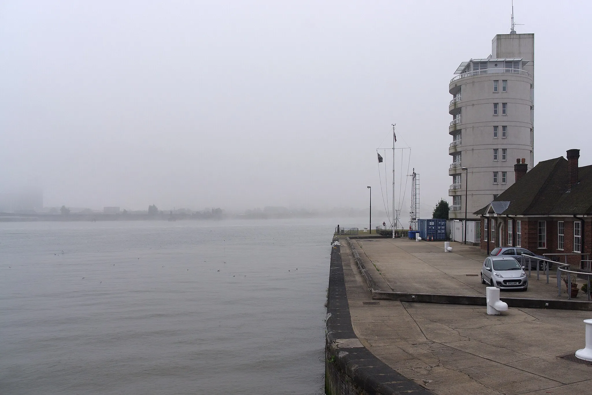 Photo showing: A foggy morning in Canary Wharf - the east end of the City Canal.