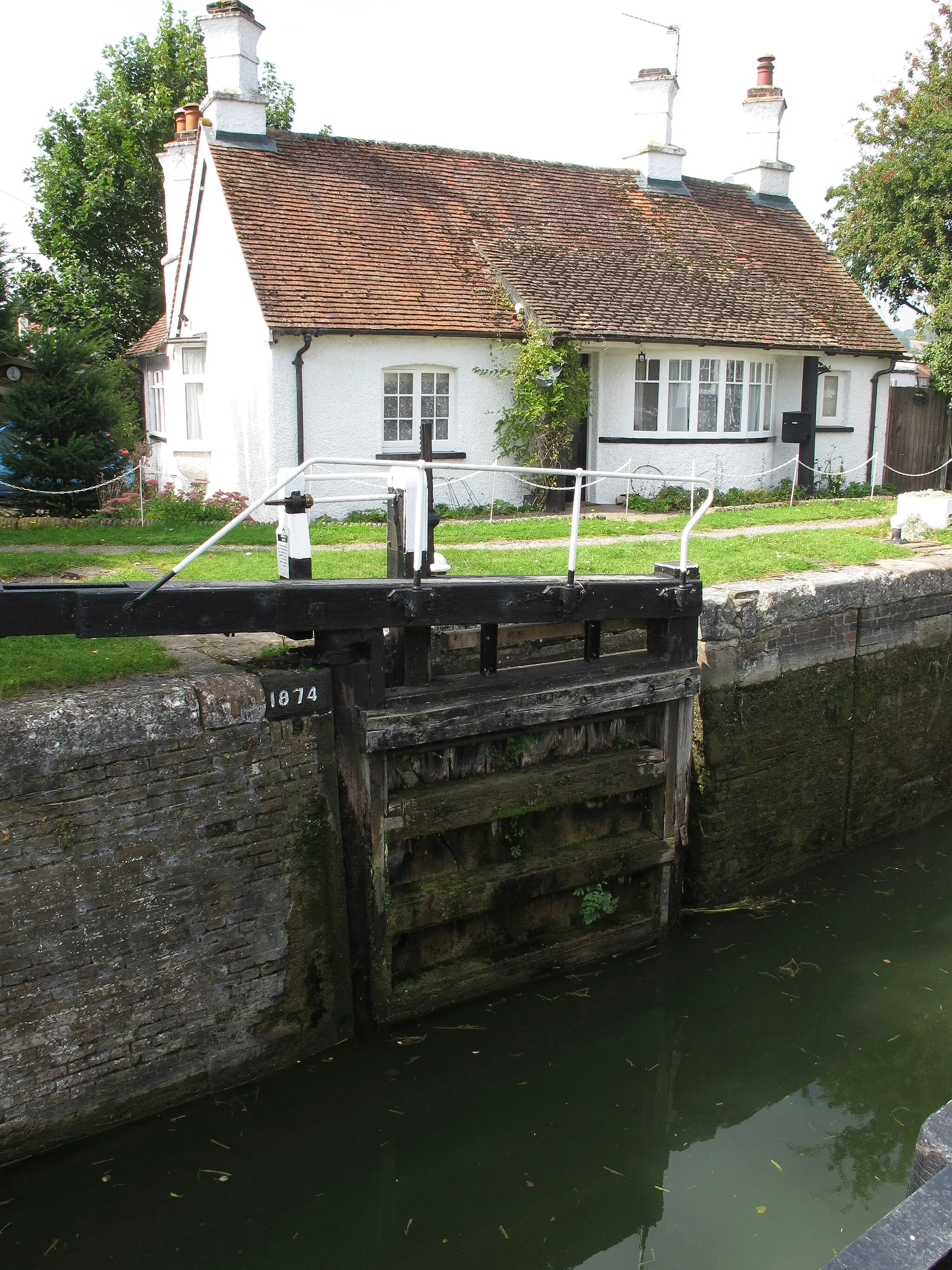 Photo showing: 1874 lock gate at Cow Roast, and cottage