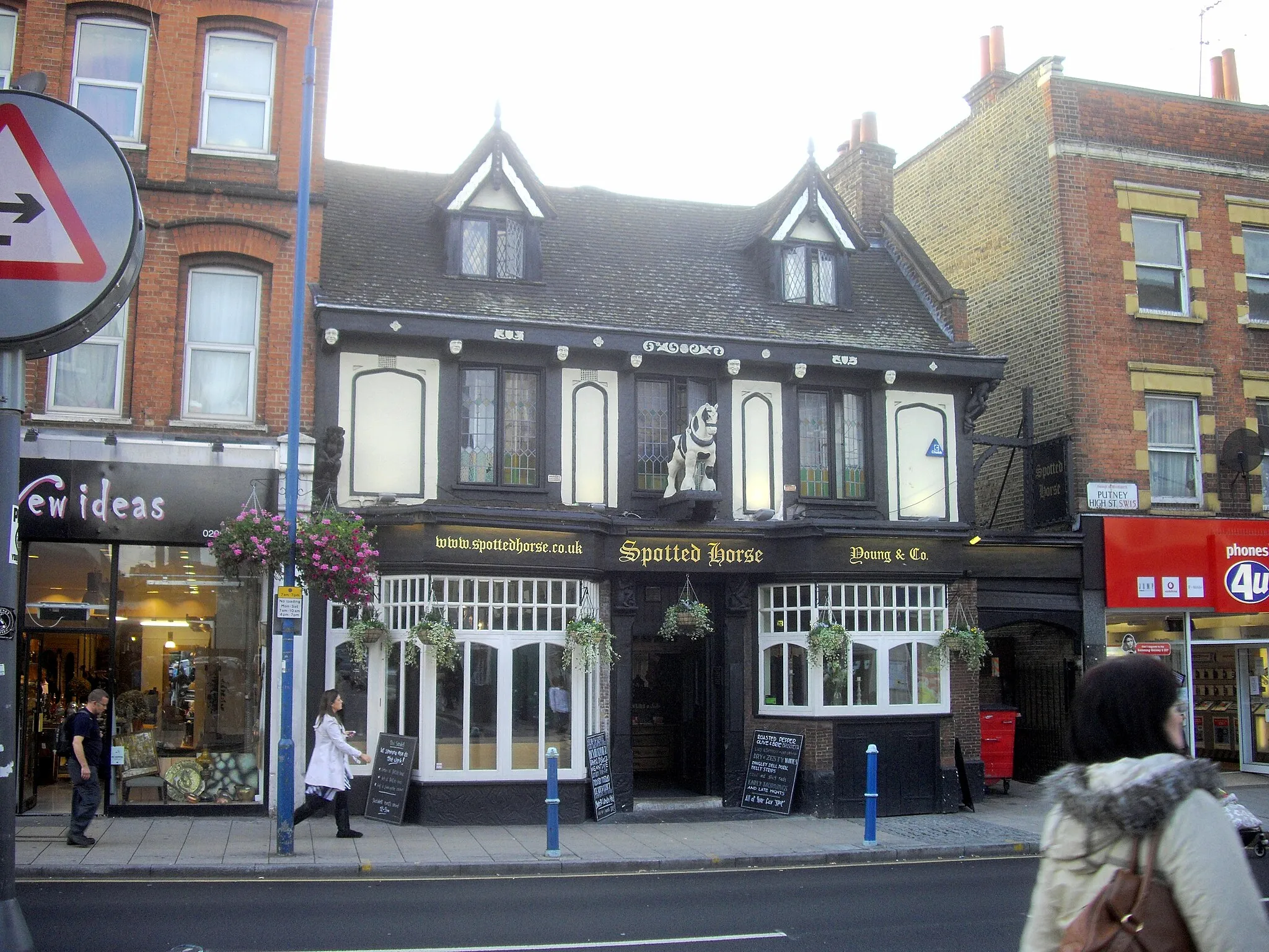 Photo showing: The Spotted Horse, Putney High Street