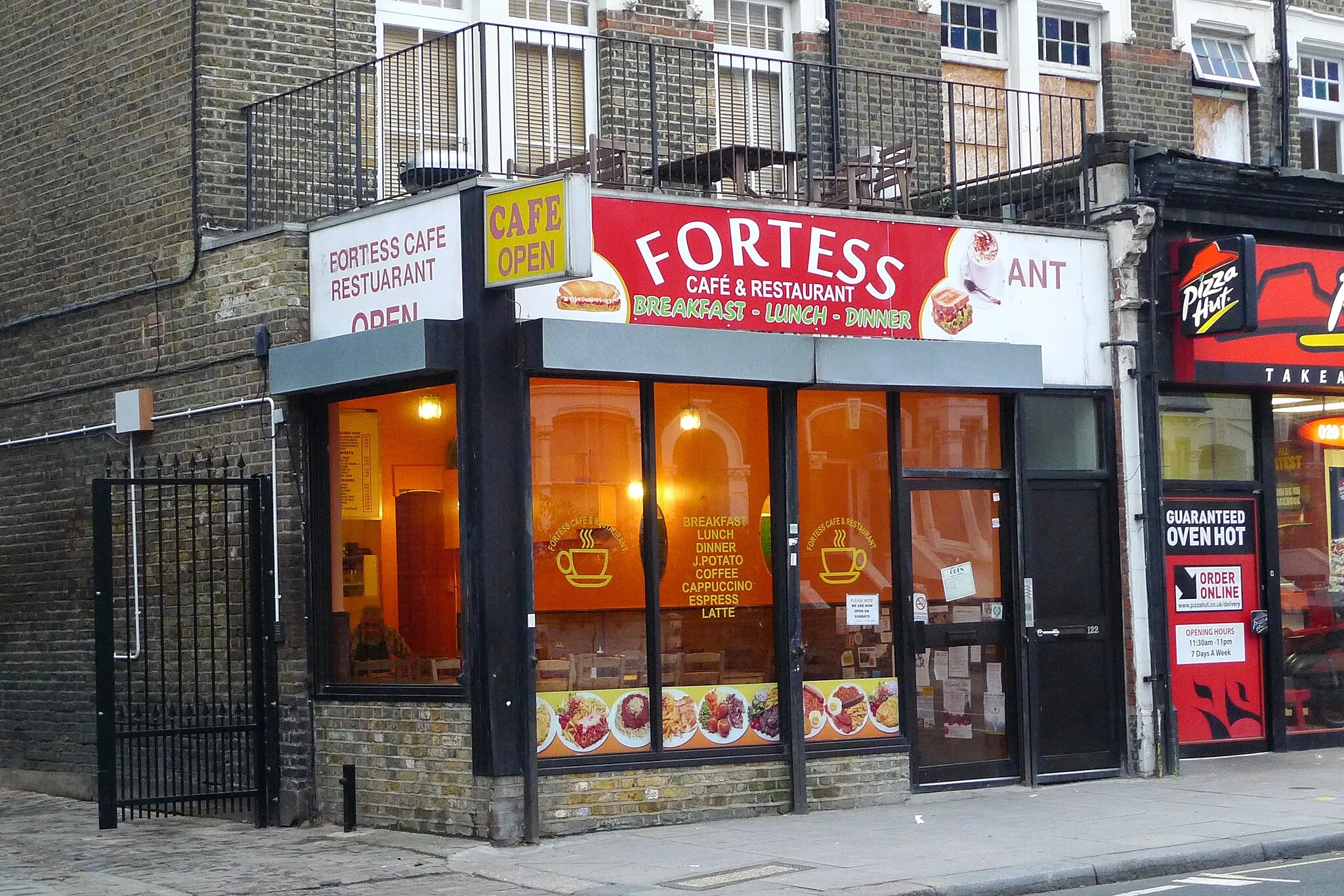 Photo showing: A greasy spoon cafe in a more upmarket area.

Address: 122 Fortess Road.
