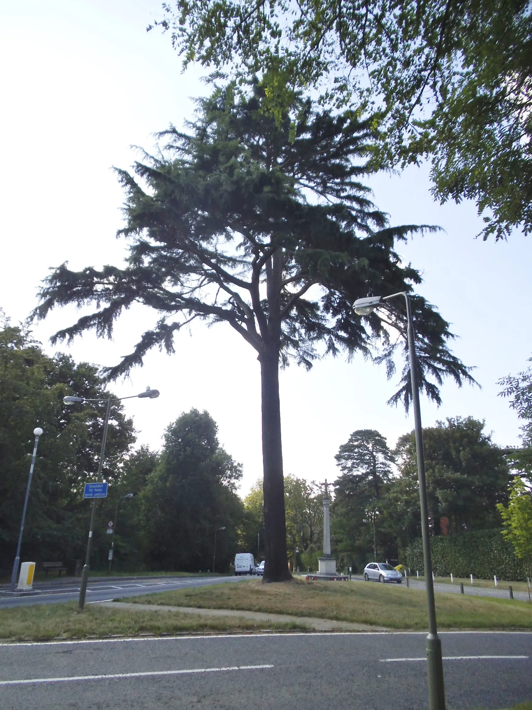 Photo showing: Barnet Lane at the junction of Totteridge Village