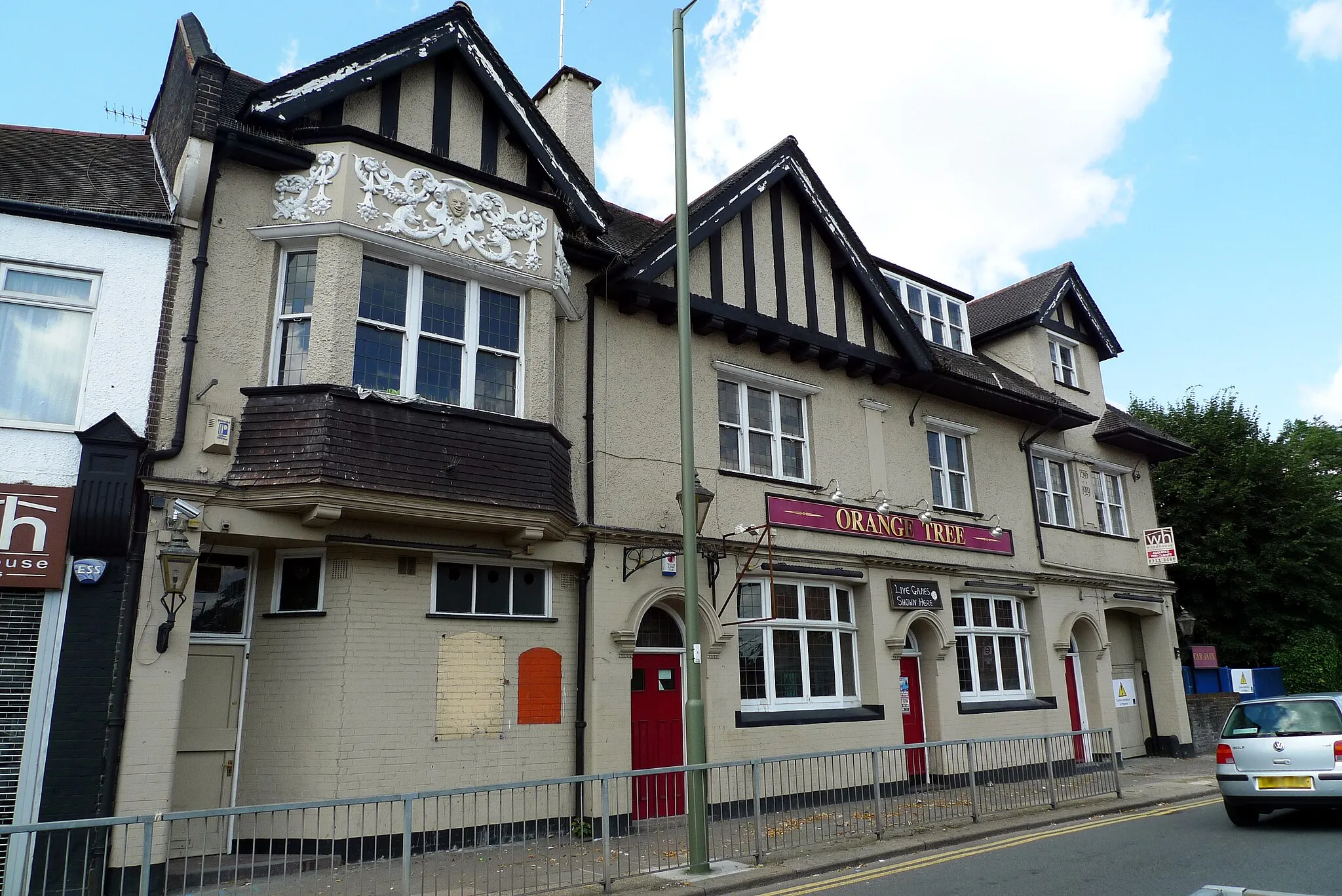 Photo showing: Sadly closed former pub, one of several in this locality.