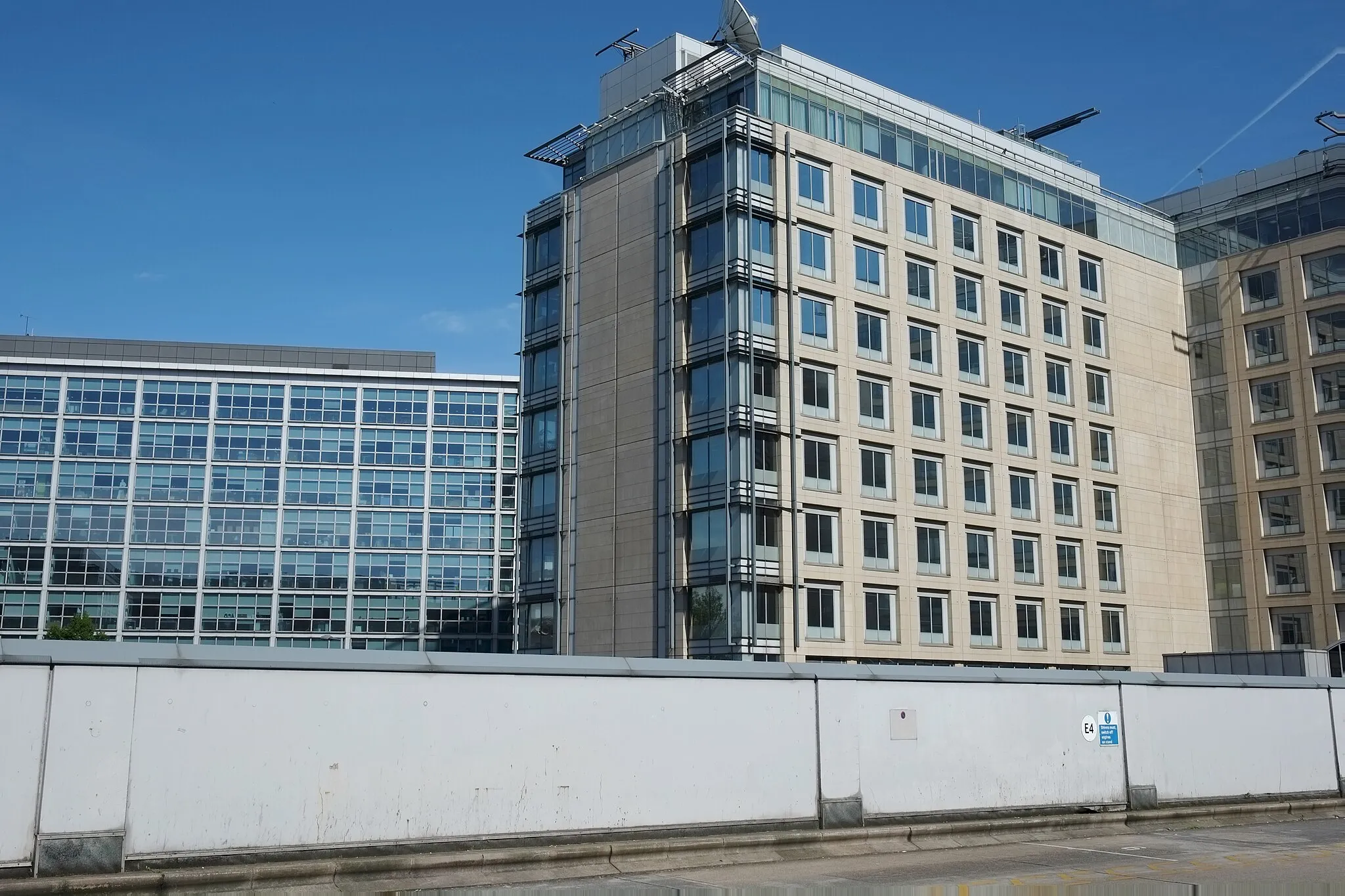 Photo showing: Offices at Hammersmith Bus Station