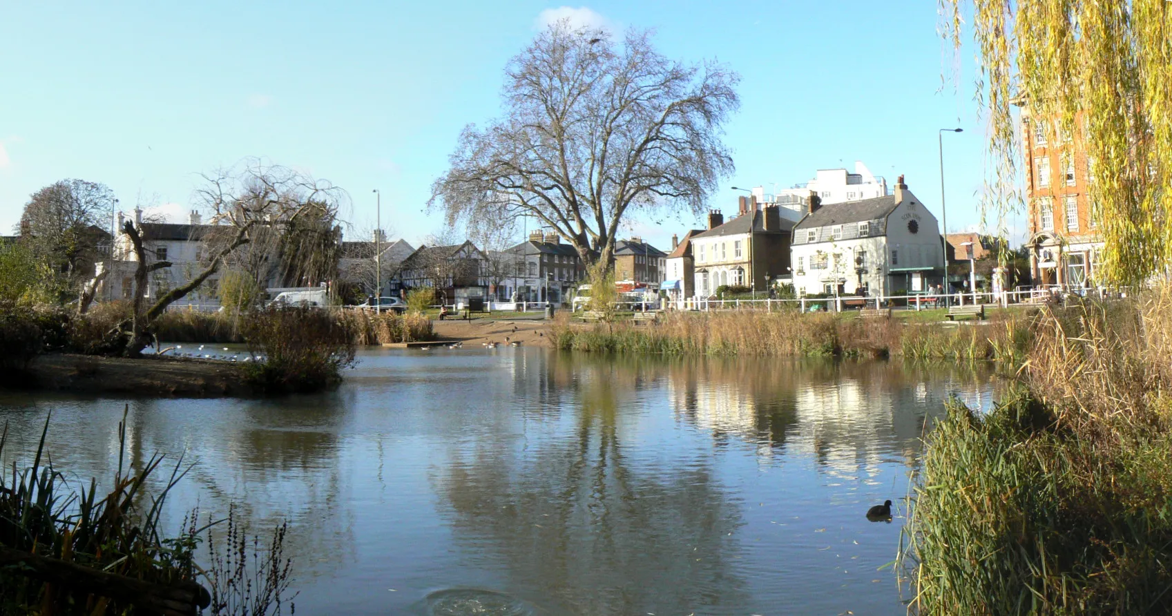 Photo showing: Barnes Pond, London. Panoramic made from 2 photos.
Originally on Wikipedia, where it gained a 'candidate to be copied' note.