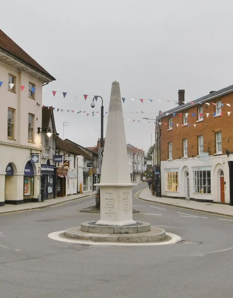 Photo showing: Obelisk Milestone by the A4155, High Street, Marlow