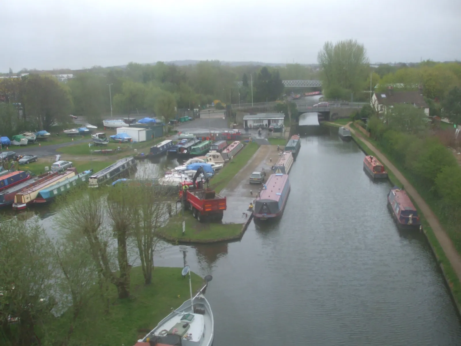 Photo showing: Grand Union Canal looking southeast from a Metropolitan line train south of Watford tube station