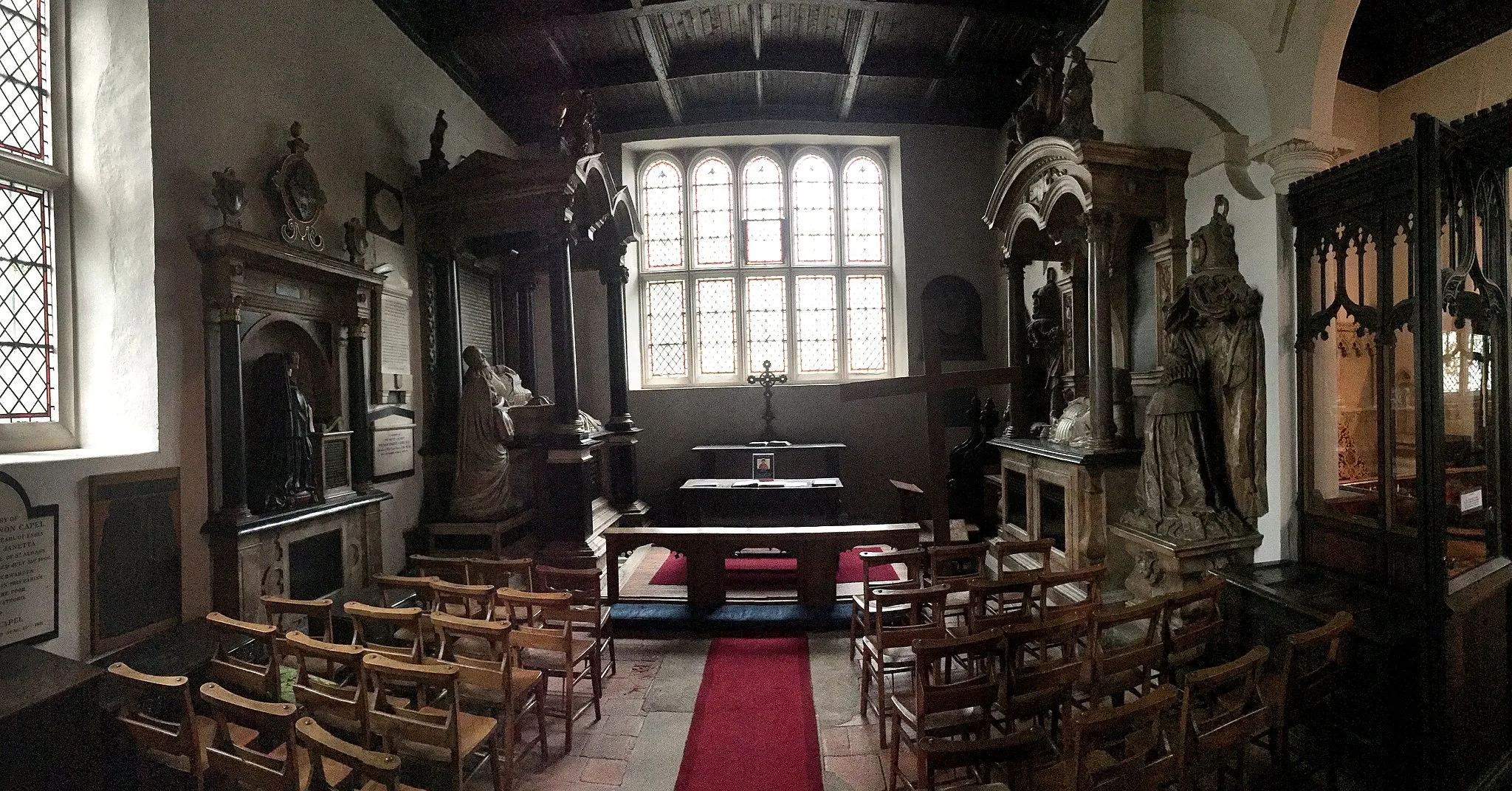 Photo showing: Interior of the Essex Chapel in Saint Mary's Parish church, Watford, Hertfordshire.
Right: the tomb of Sir Charles Morison the elder (1549-1599).

Left:  the tomb of Sir Charles Morrison the younger (1587–1628)